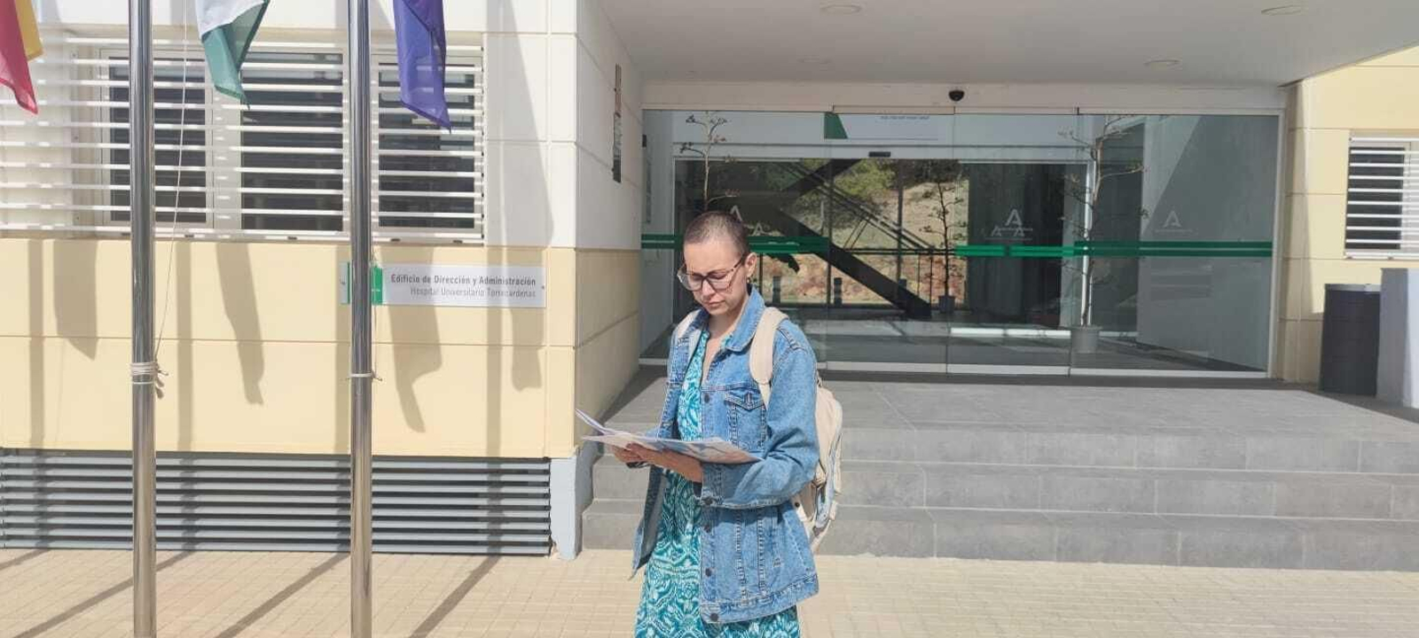 Mariset Morales Muñoz en la puerta de la Gerencia del Hospital Universitario Torrecárdenas minutos antes de entrar en la reunión con la dirección del centro sanitario.