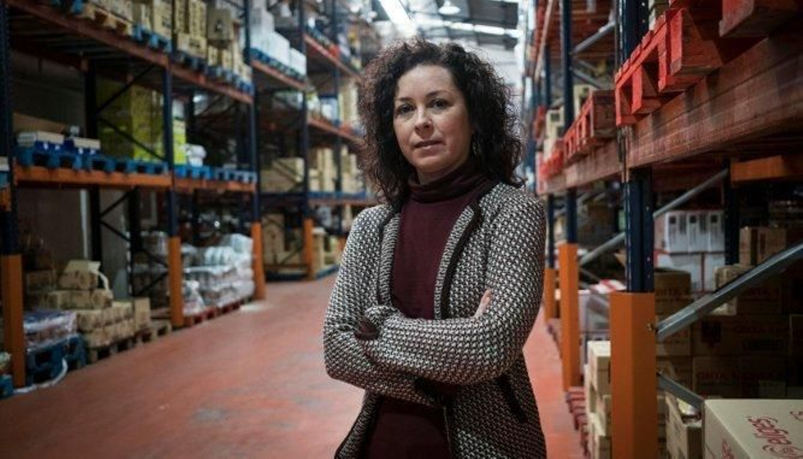 La actual gerente de SuperCerka, Isabel Mora, posa en los almacenes que esta empresa tiene ubicados en la Zona Franca.