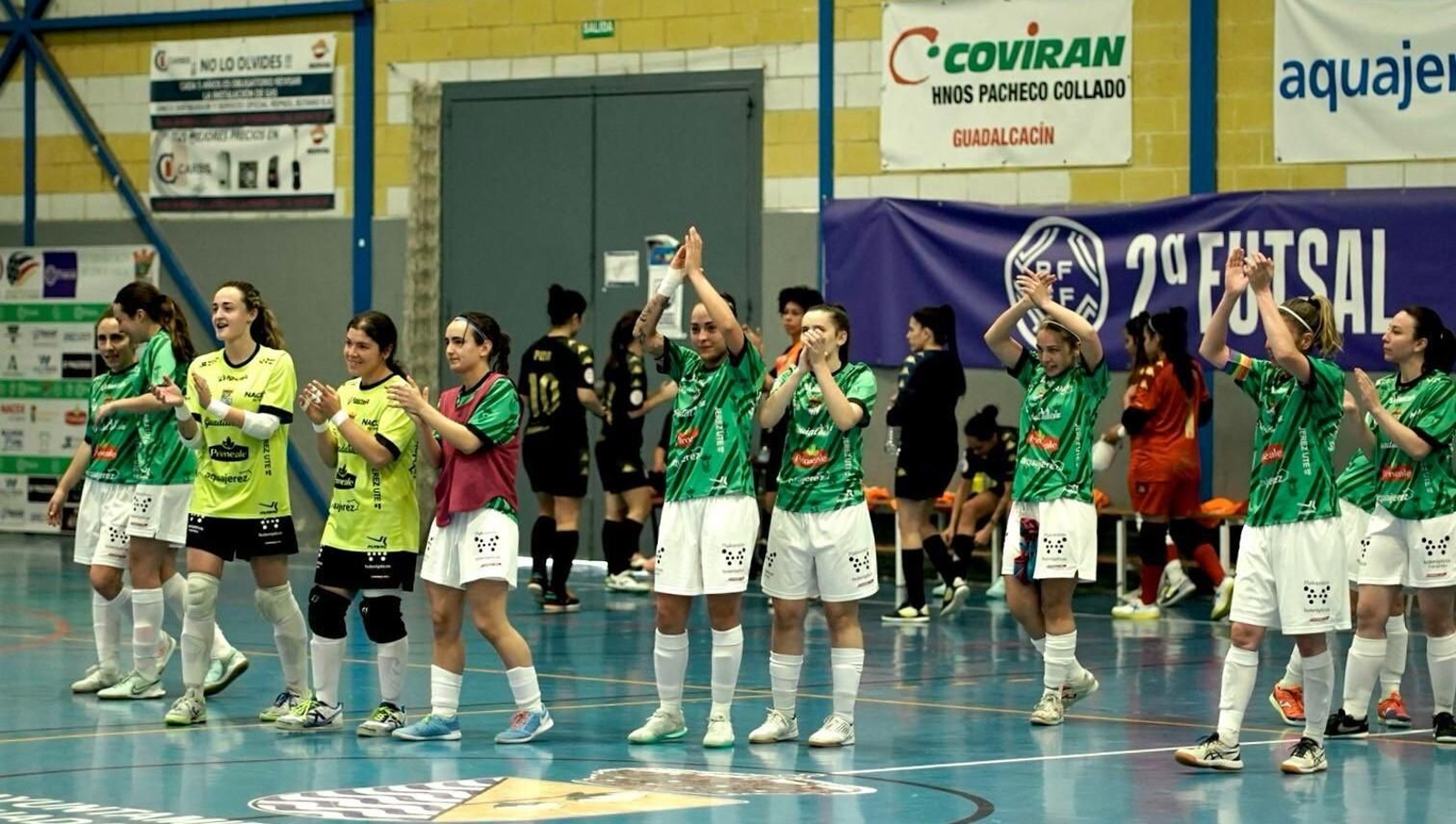 Las jugadoras del Guadalcacín aplauden a la afición por el apoyo tras vencer al Martos. Las jugadoras del Guadalcacín aplauden a la afición por el apoyo tras vencer al Martos.