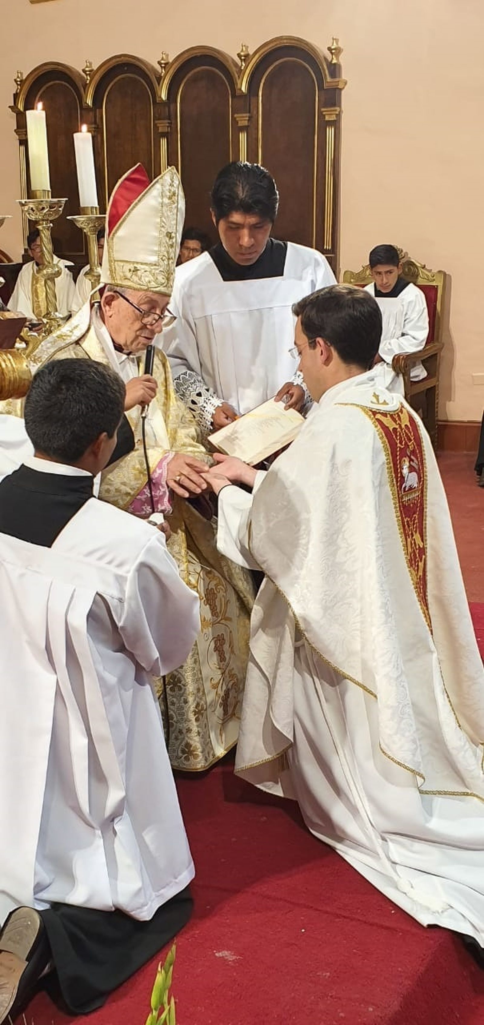 El gaditano Diego Cano, en la ceremonia de ordenación sacerdotal en Perú