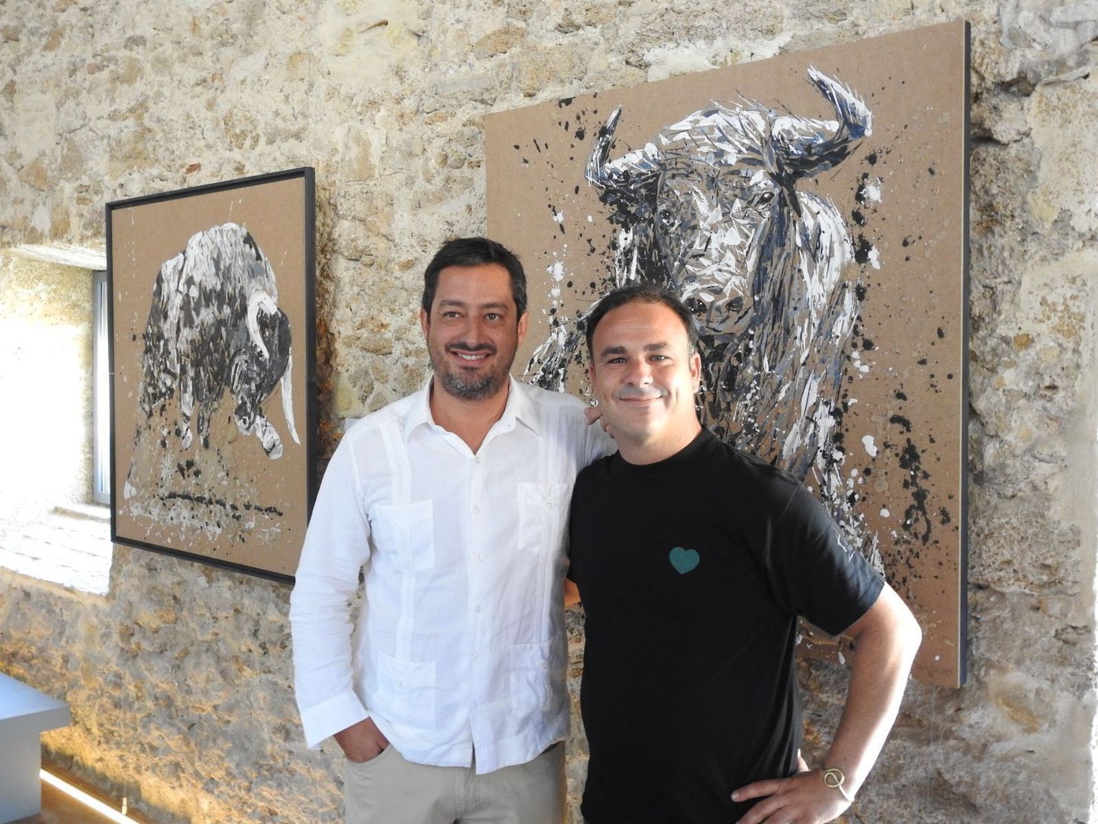 Basilio Iglesias y Ángel León, junto a algunas de las obras expuestas.