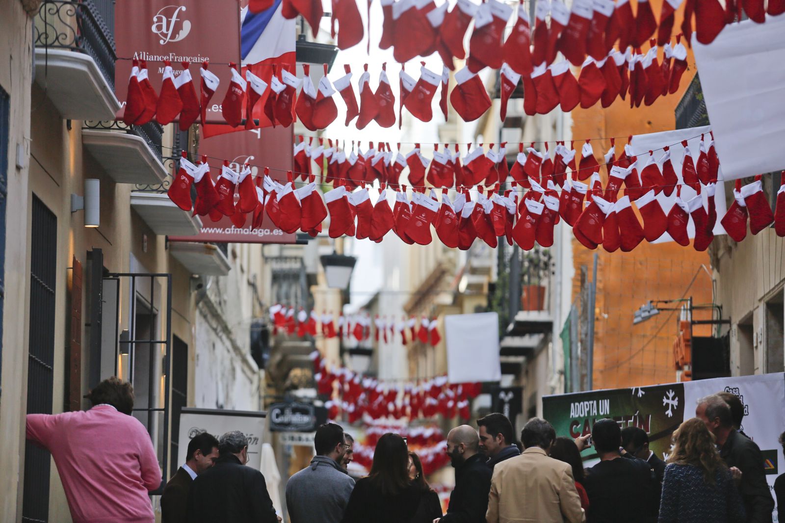 Una de las calles de la capital adornada con los calcetines navideños.