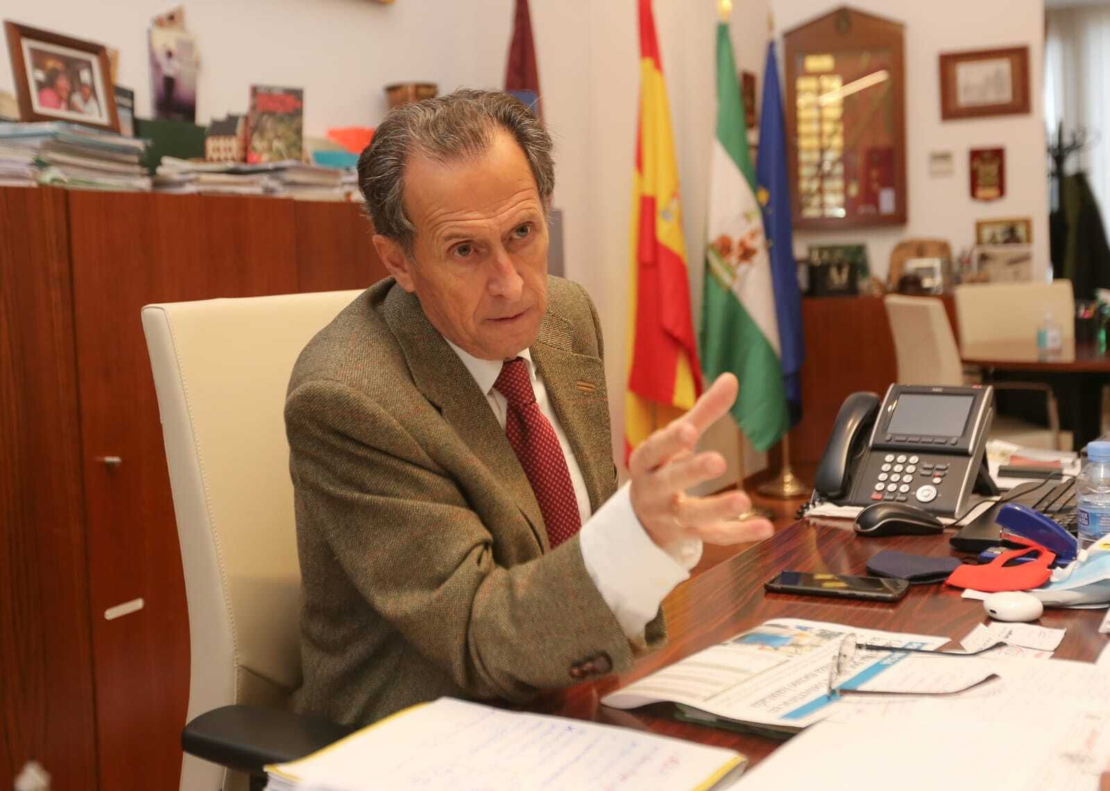 José María Román en su mesa de trabajo del despacho de la Alcaldía.
