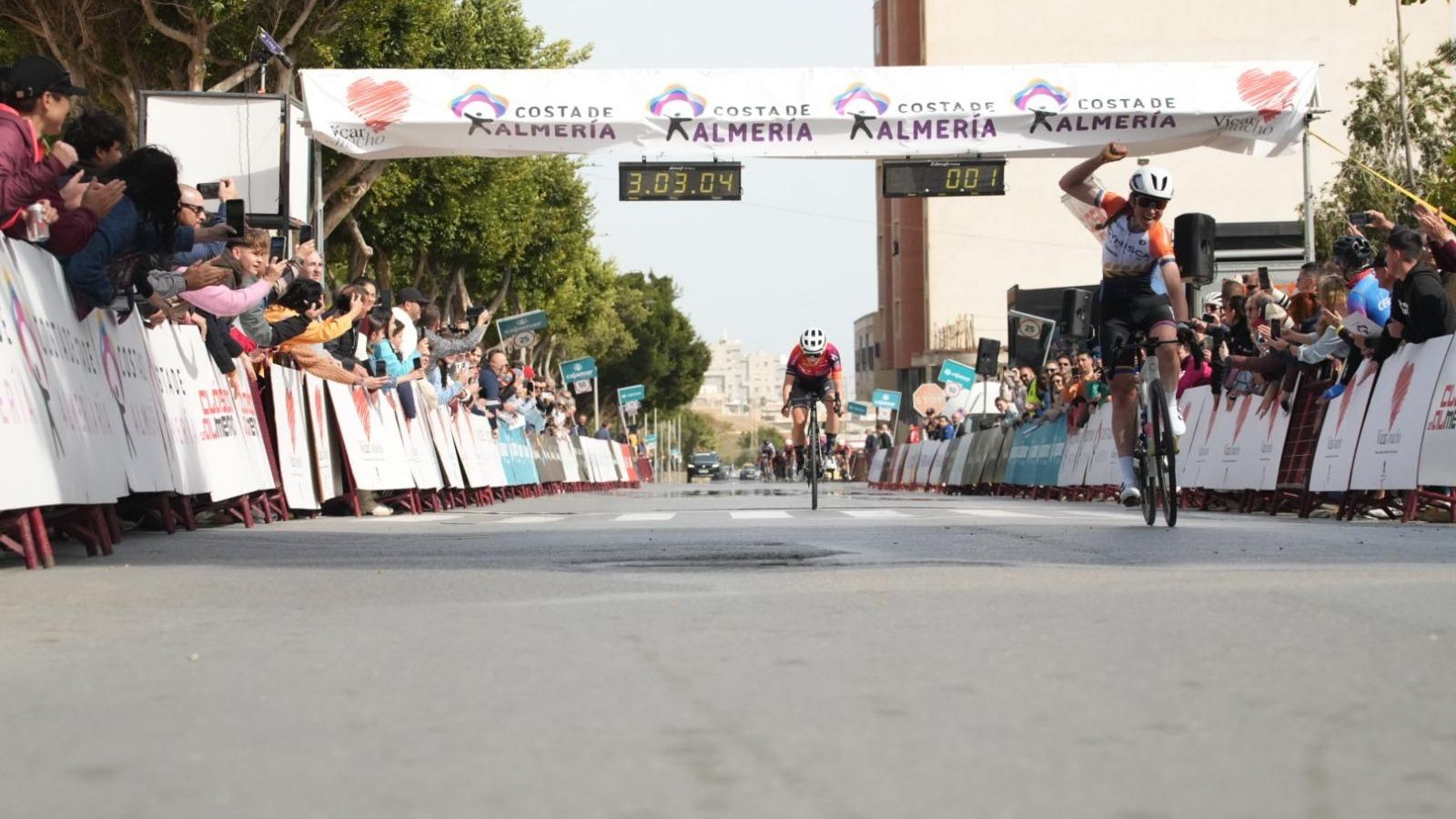 La ganadora celebra su triunfo en la línea de meta. La ganadora celebra su triunfo en la línea de meta.