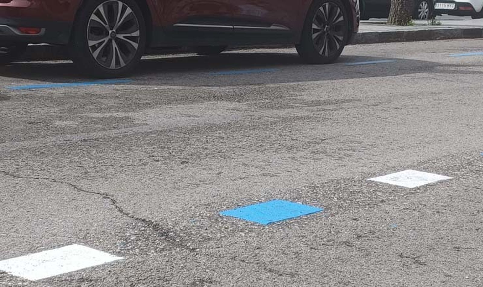 Líneas blancas y azules en una calle de Madrid.
