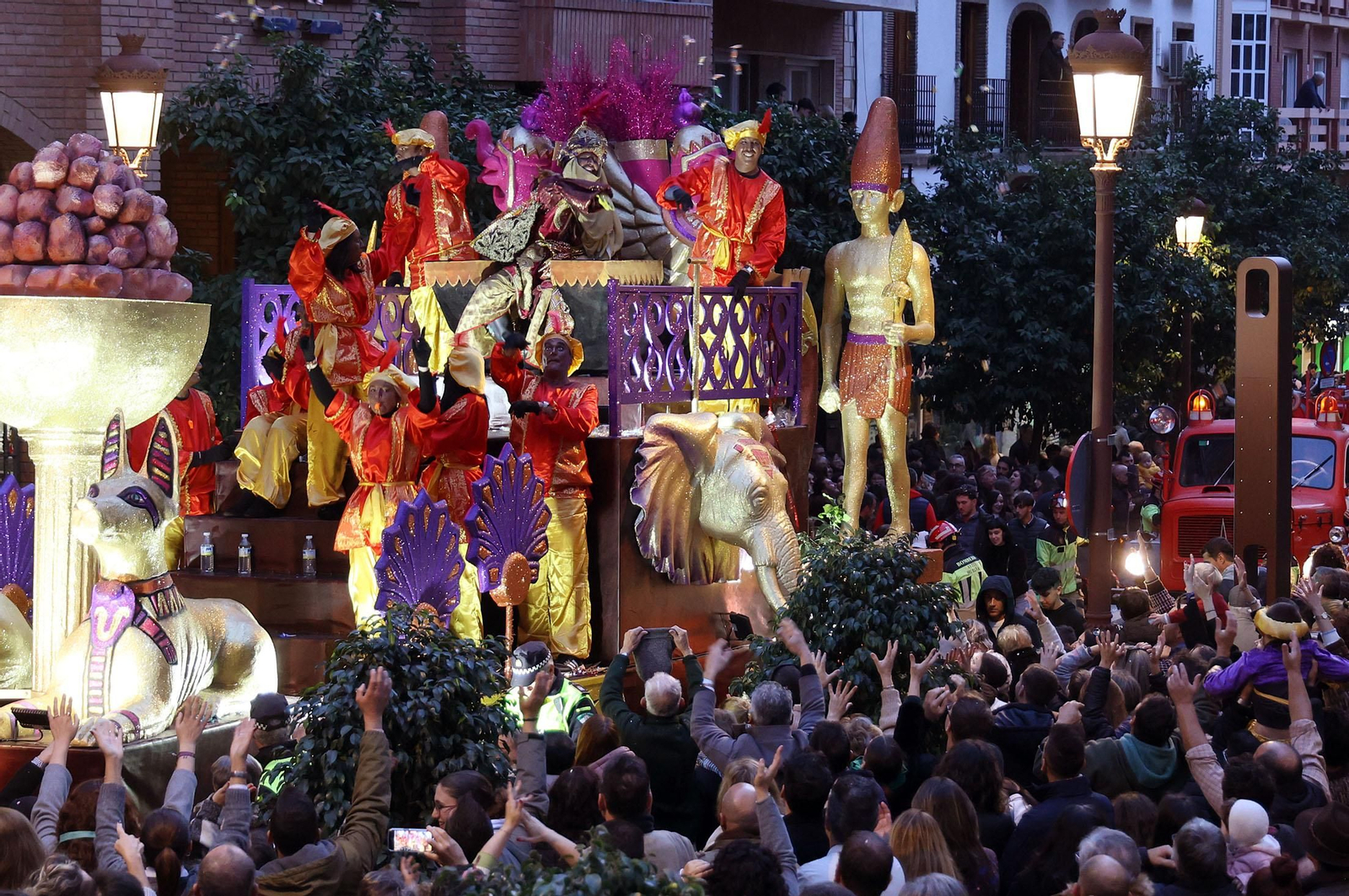 Imágenes de la Cabalgata de los Reyes Magos en Huelva