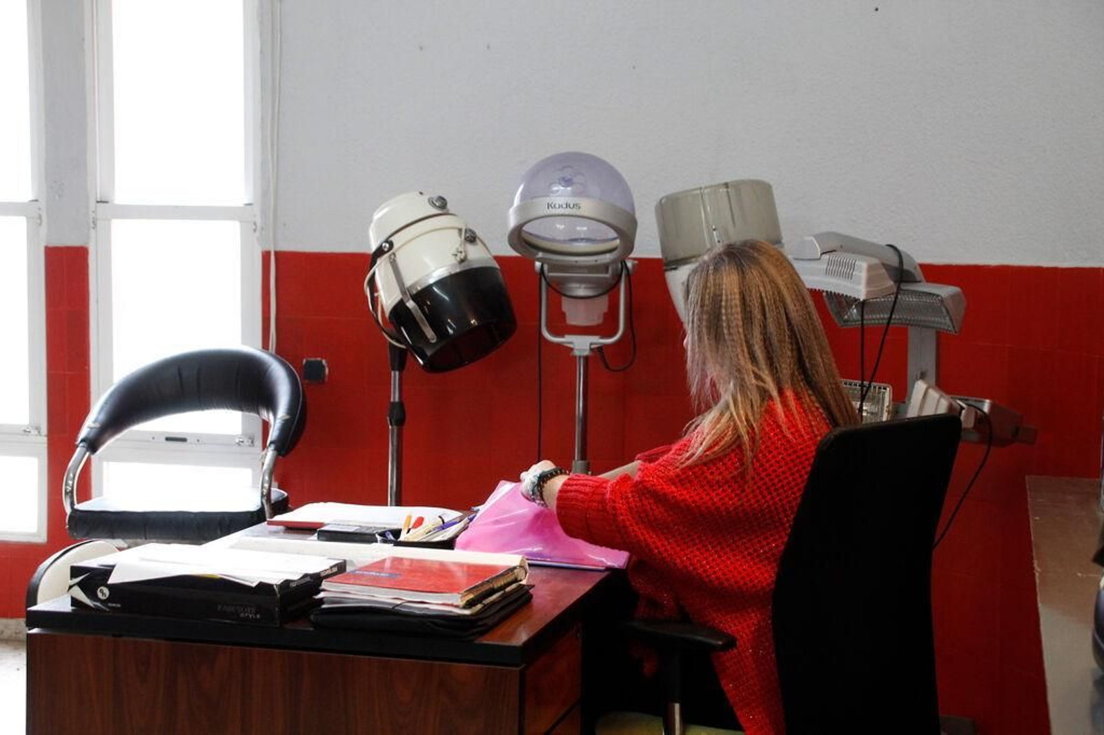 Clases de peluquería en la Asociación Agua Viva.