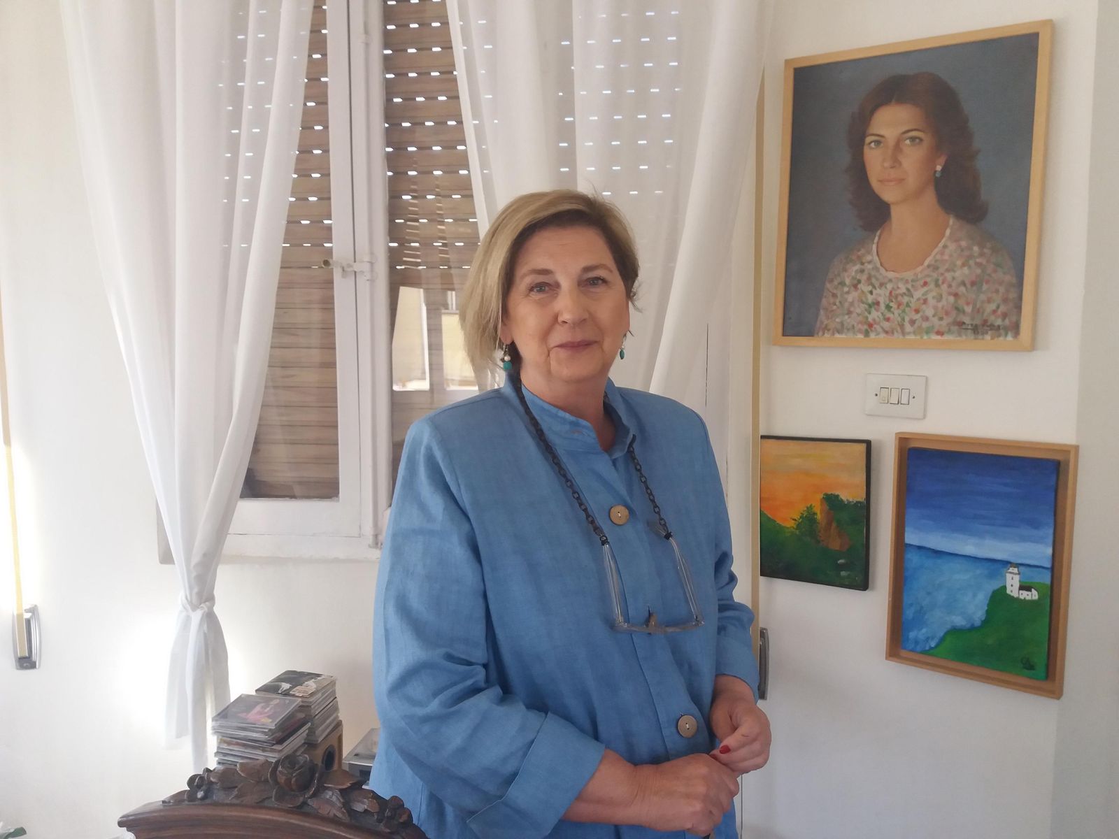 Elodia ante un cuadro de cuando era joven.