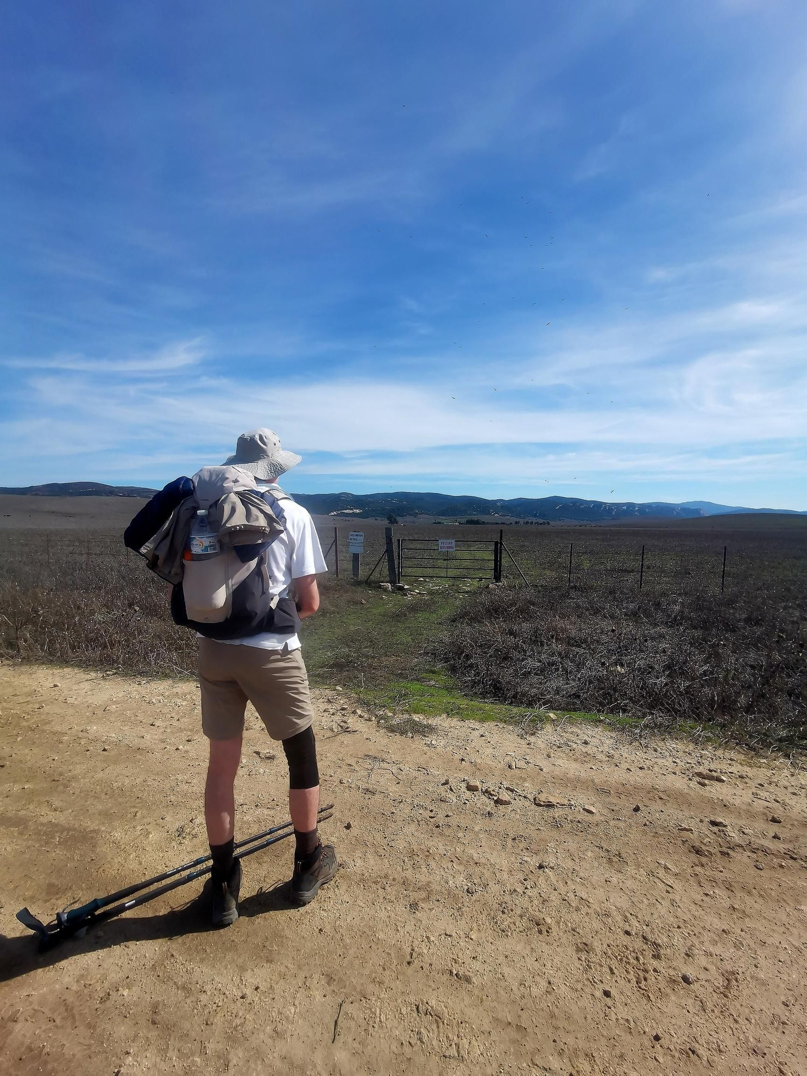 El camino por la Janda, al fondo la Sierra del Niño El camino por la Janda, al fondo la Sierra del Niño