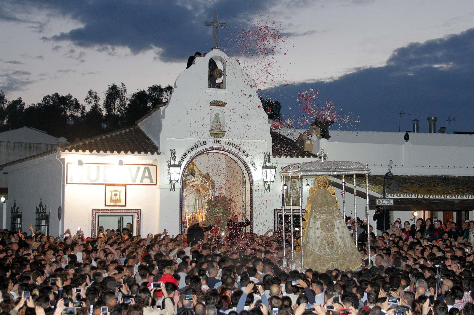 Las imágenes de la procesión de la Virgen del Rocío por la aldea en el Lunes de Pentecostés