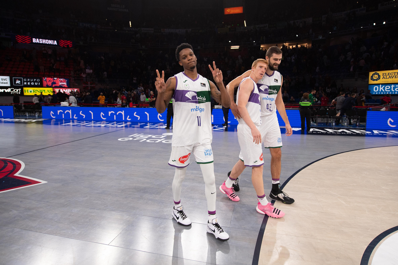 Tyson Carter celebra el triunfo. Tyson Carter celebra el triunfo.