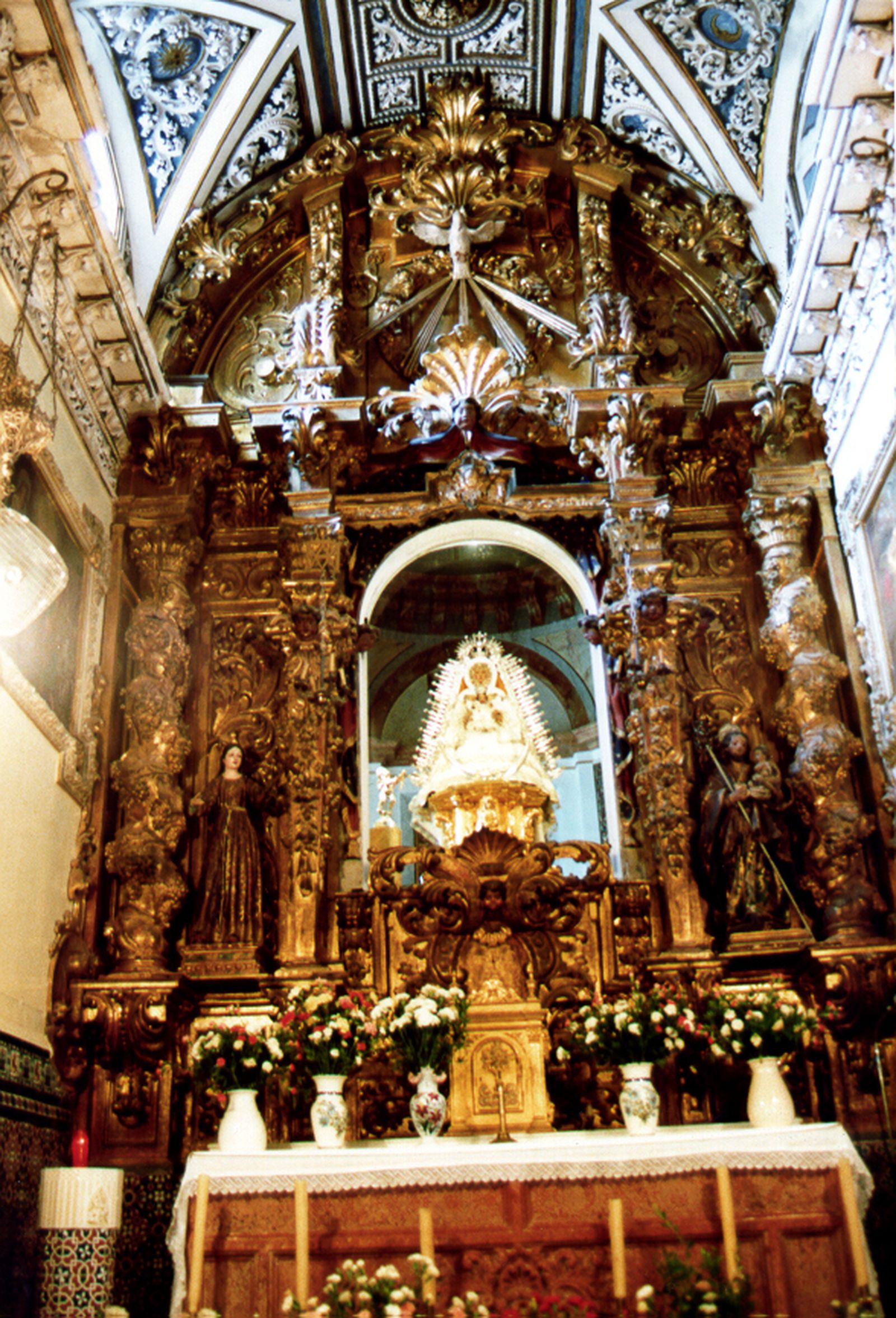 Una imagen antigua del altar de Setefilla, con las tallas de Santa Egipciaca y San José.
