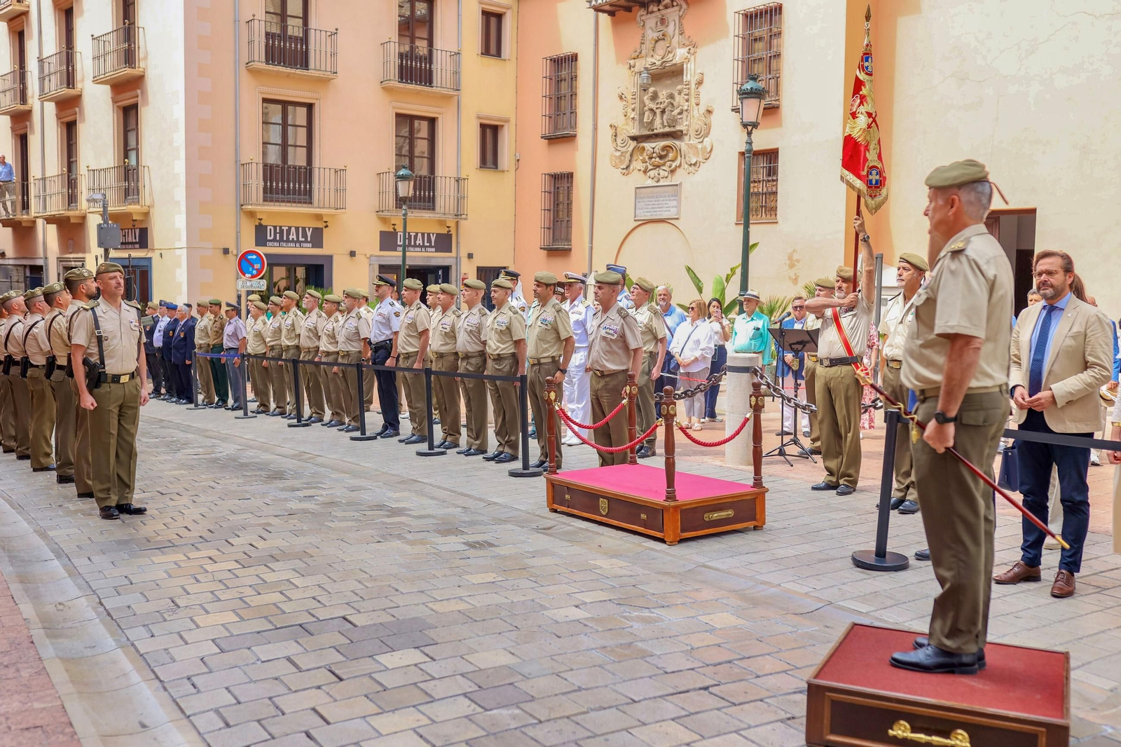 Fotos: el acto de izado de la bandera de España en Granada por el Día de las Fuerzas Armadas