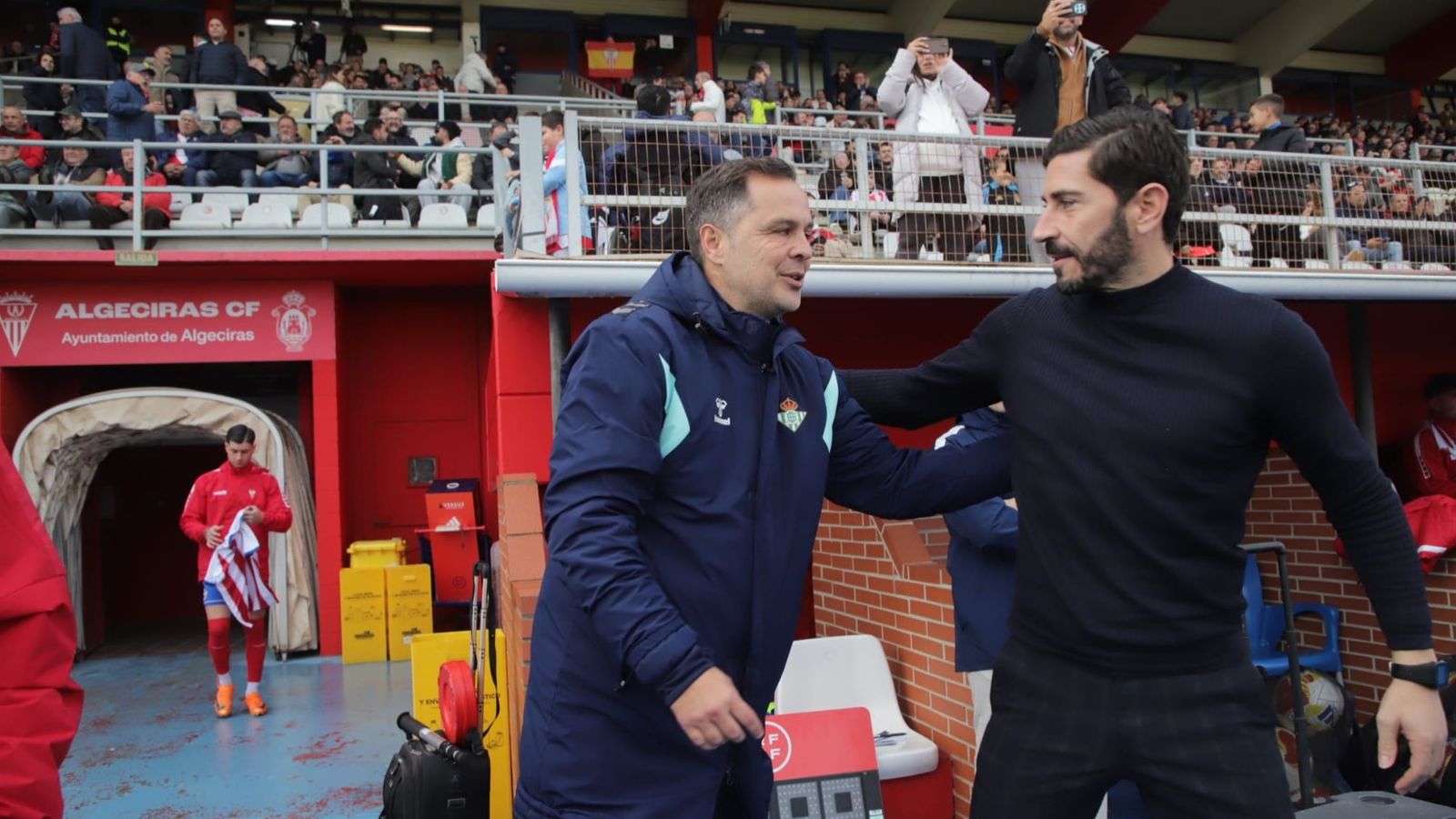 Javi Vázquez saluda a Dani Fragoso antes del partido.