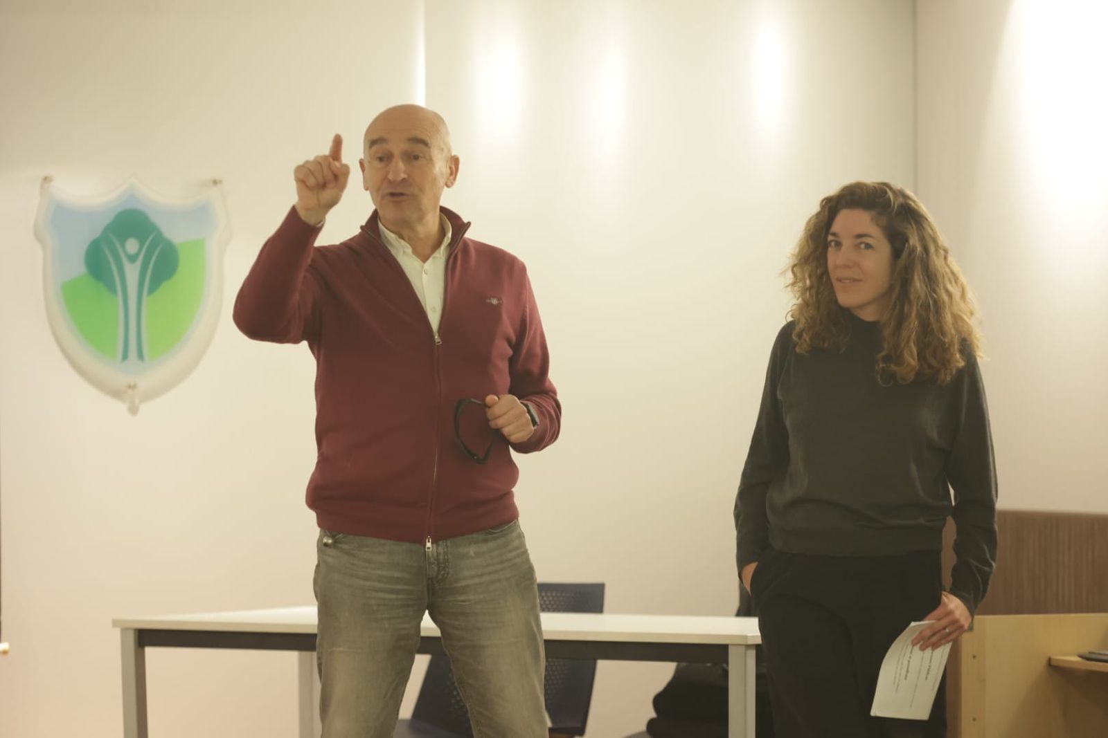 Gloria Sánchez-Grande junto al director del Colegio Los Pinos, Ángel Sáez, tras la charla sobre periodismo e inteligencia artificial impartida a los estudiantes de 4º de ESO.