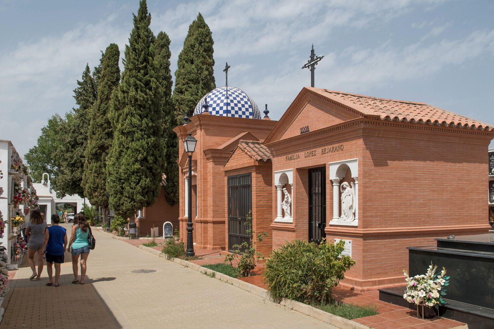 Uno de los panteones del cementerio de Brenes.