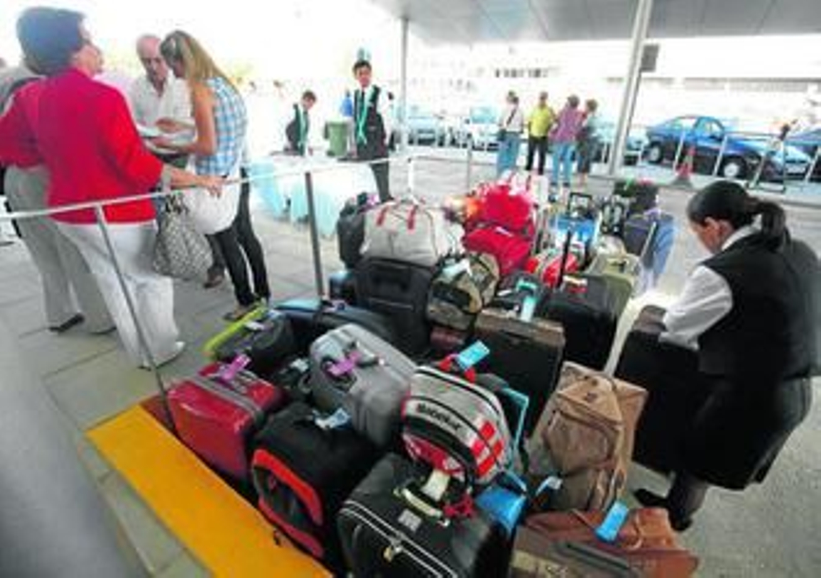 Imagen de la recogida de maletas del primero de los embarques en Cádiz a bordo del 'Grand Voyager'.