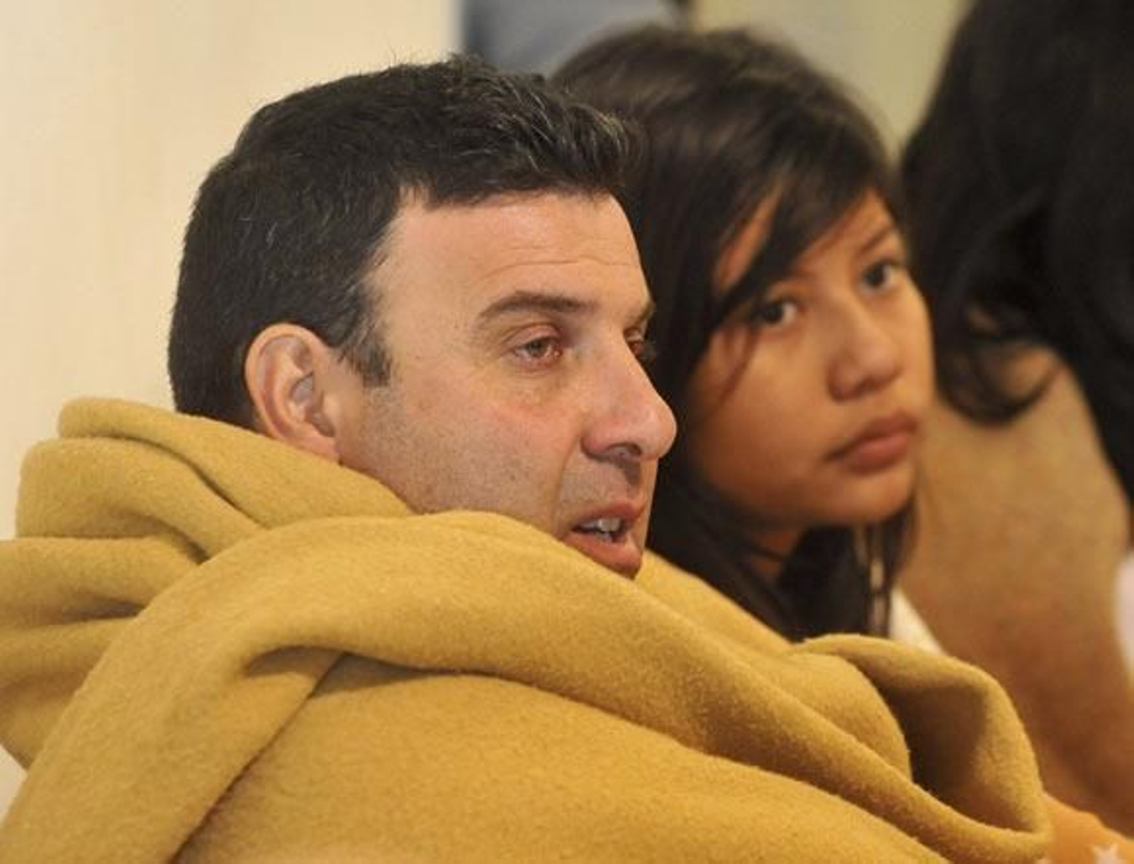 Los españoles que viajaban en el crucero que naufragó vuelven a casa entre lágrimas e indignación