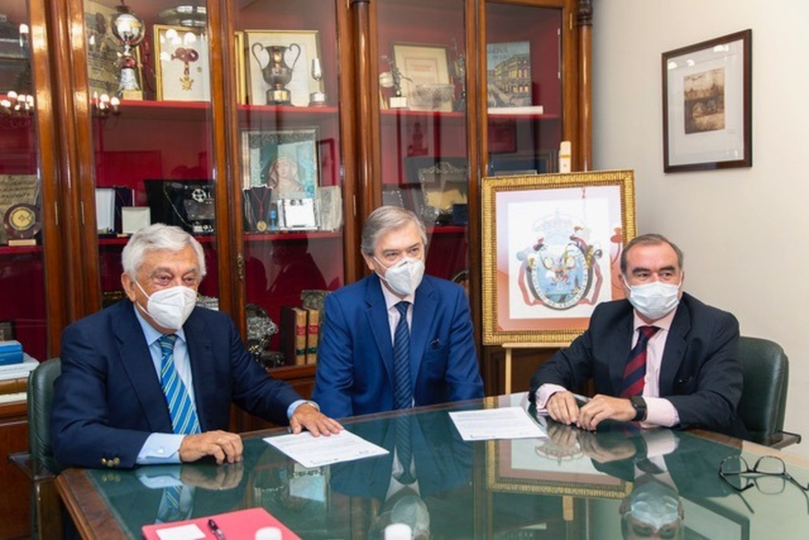 Firma del convenio entre Francisco Herrero (izquierda), José Luis Lledó (centro) y Óscar Cisneros (derecha)