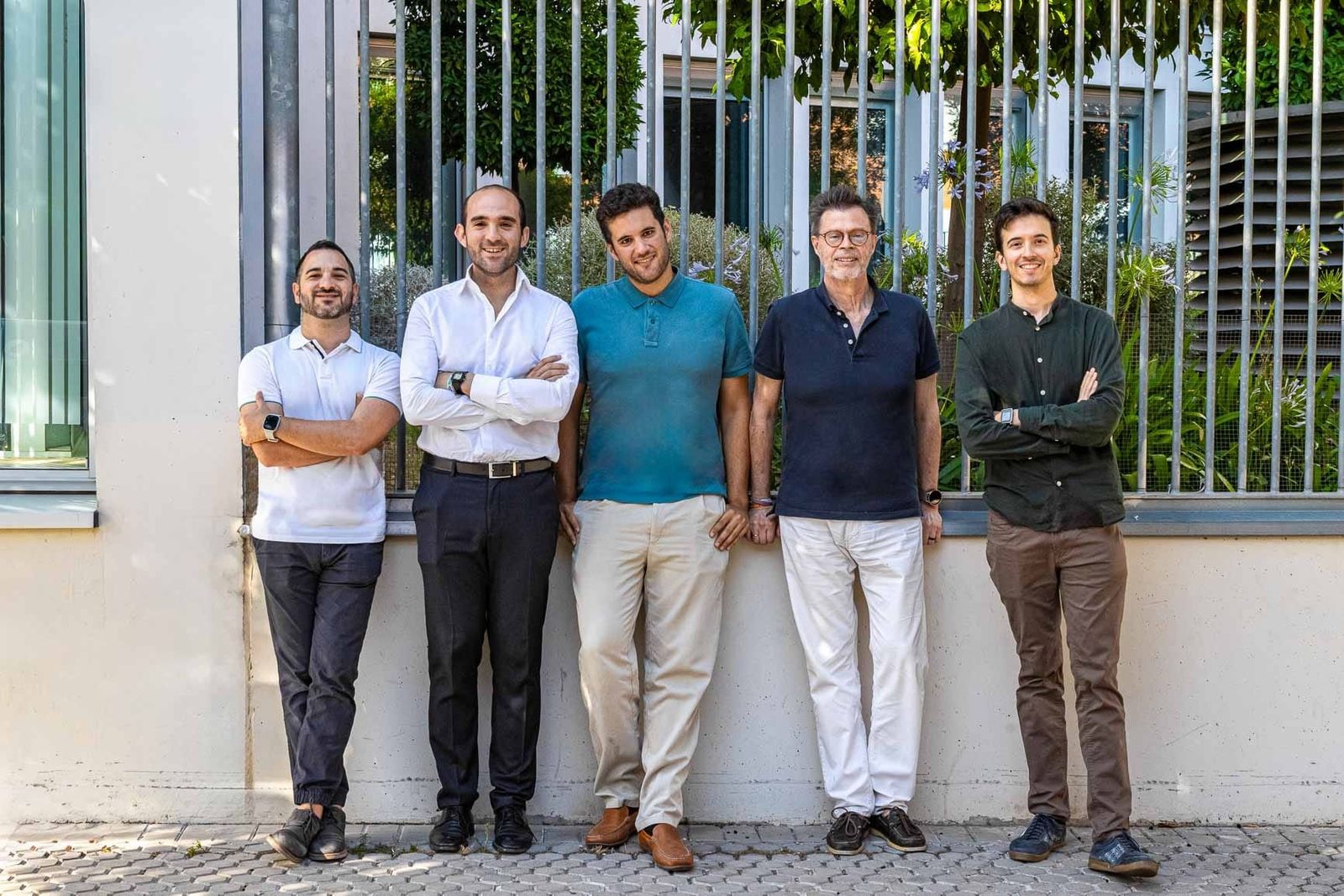 La directiva actual de 'Sevilla Quiere Metro': de izquierda a derecha, Luis Manuel Molina Sánchez (Tesorero), Manuel Alejandro Moreno Cano (presidente), Victor Aguilar Domínguez (vocal), Enrique de Álava Casado (vicepresidente) y Manuel Pavón Contreras (secretario)