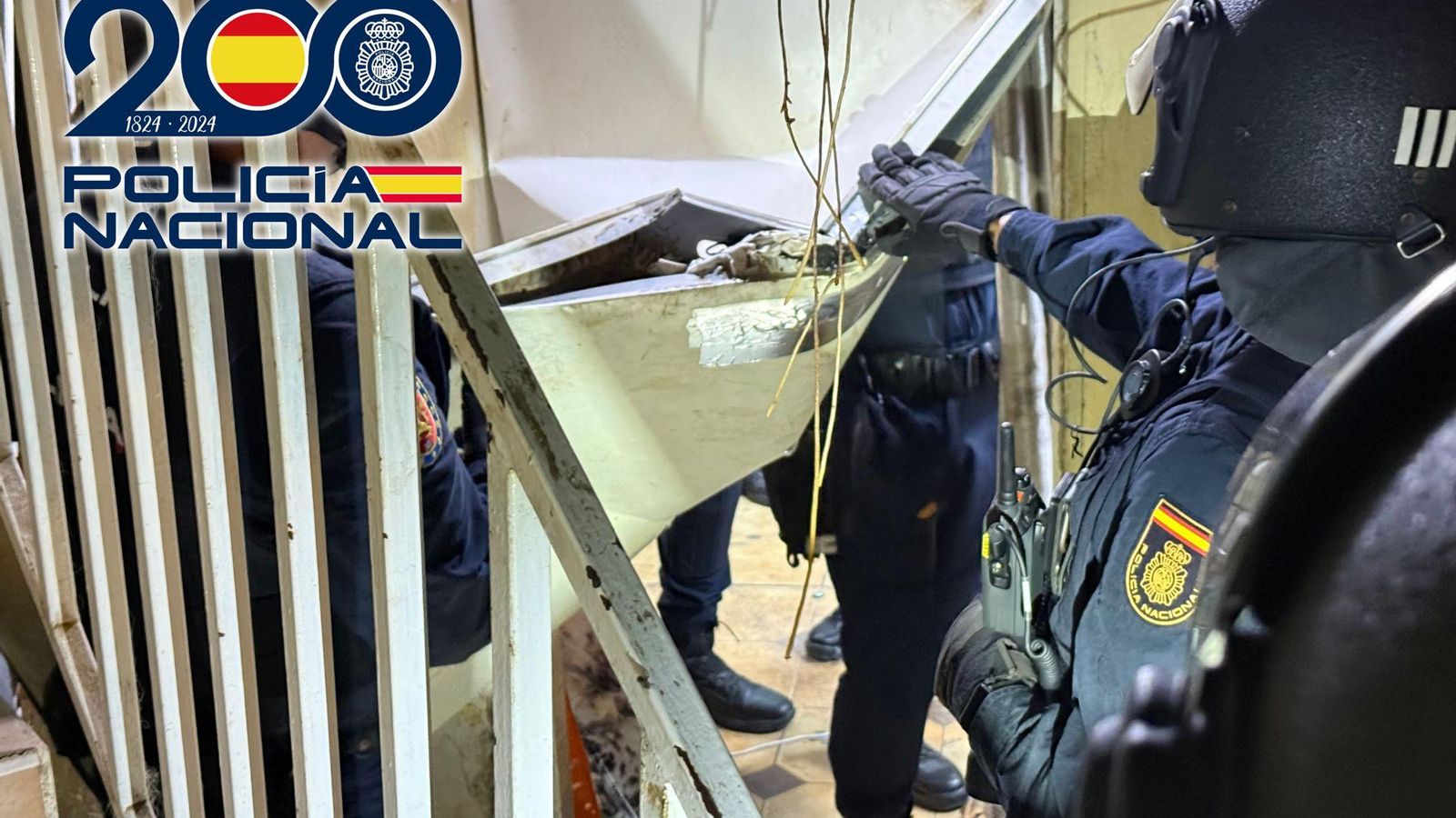 Agentes de la Policía Nacional durante uno de los registros.