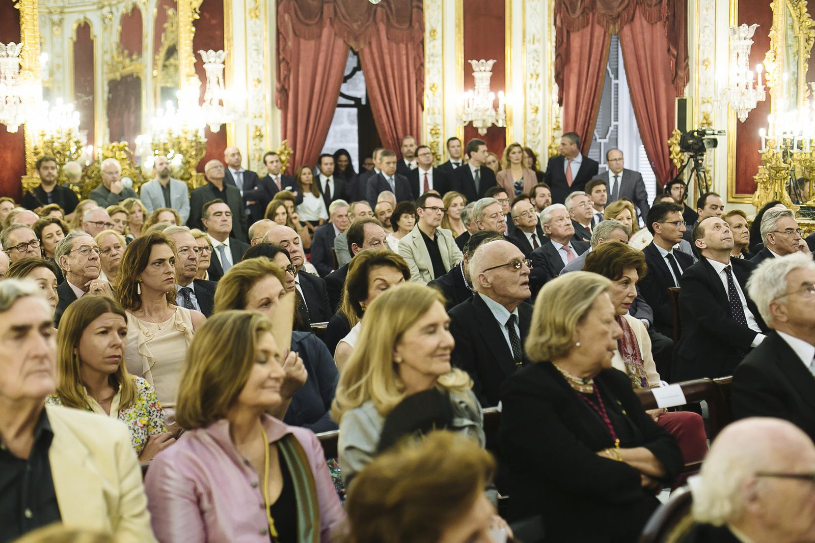 El Salón Regio de Diputación, abarrotado durante el solemne acto.