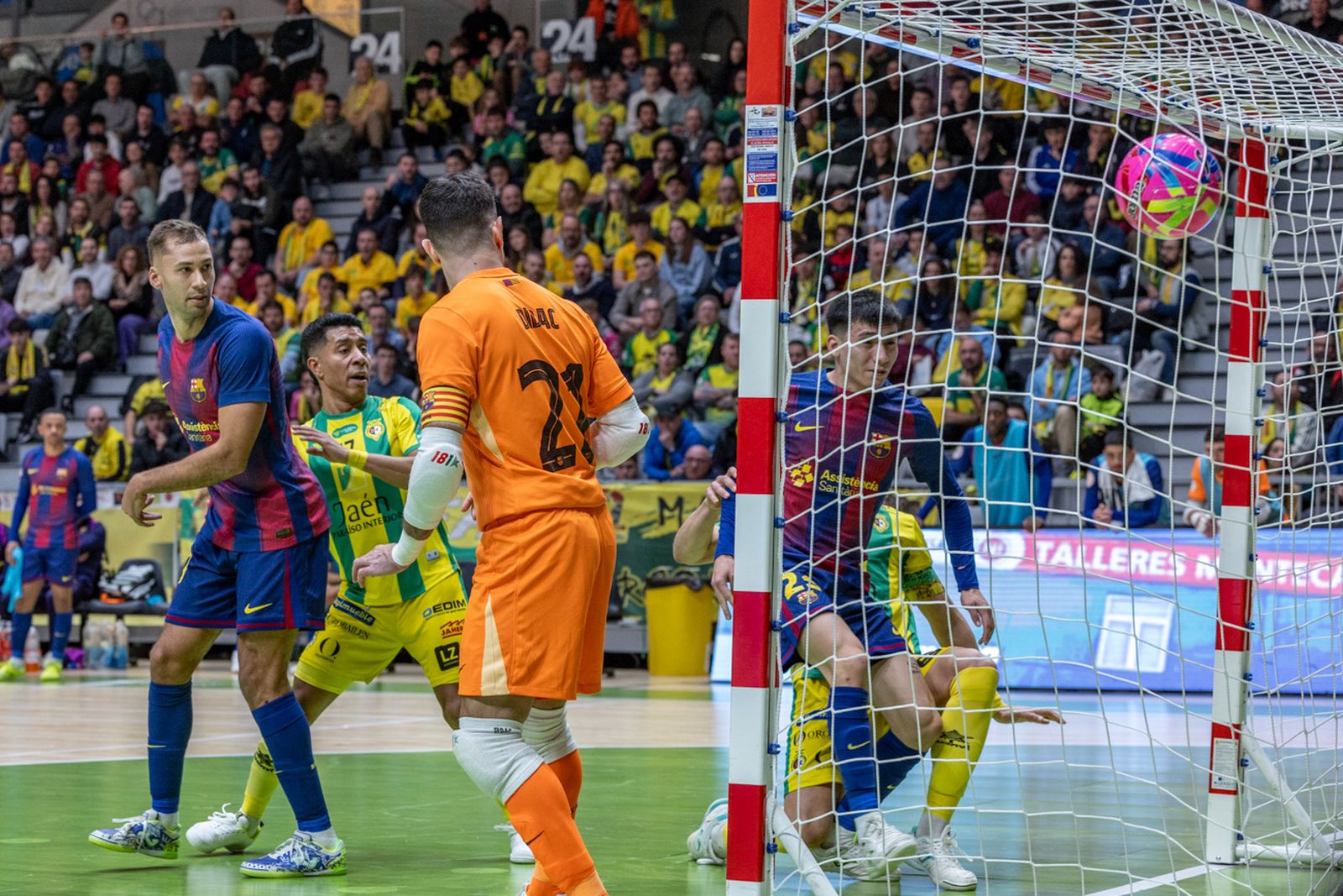 Las mejores imágenes del espectacular encuentro entre Jaén Paraíso Interior FS y Barça (3-3)