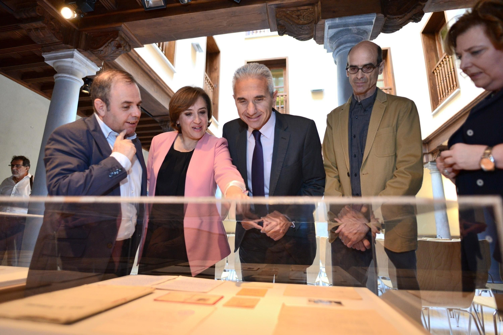 Imagen del recorrido que los representantes institucionales dieron por la exposición 'La Desbandá en Granada'.