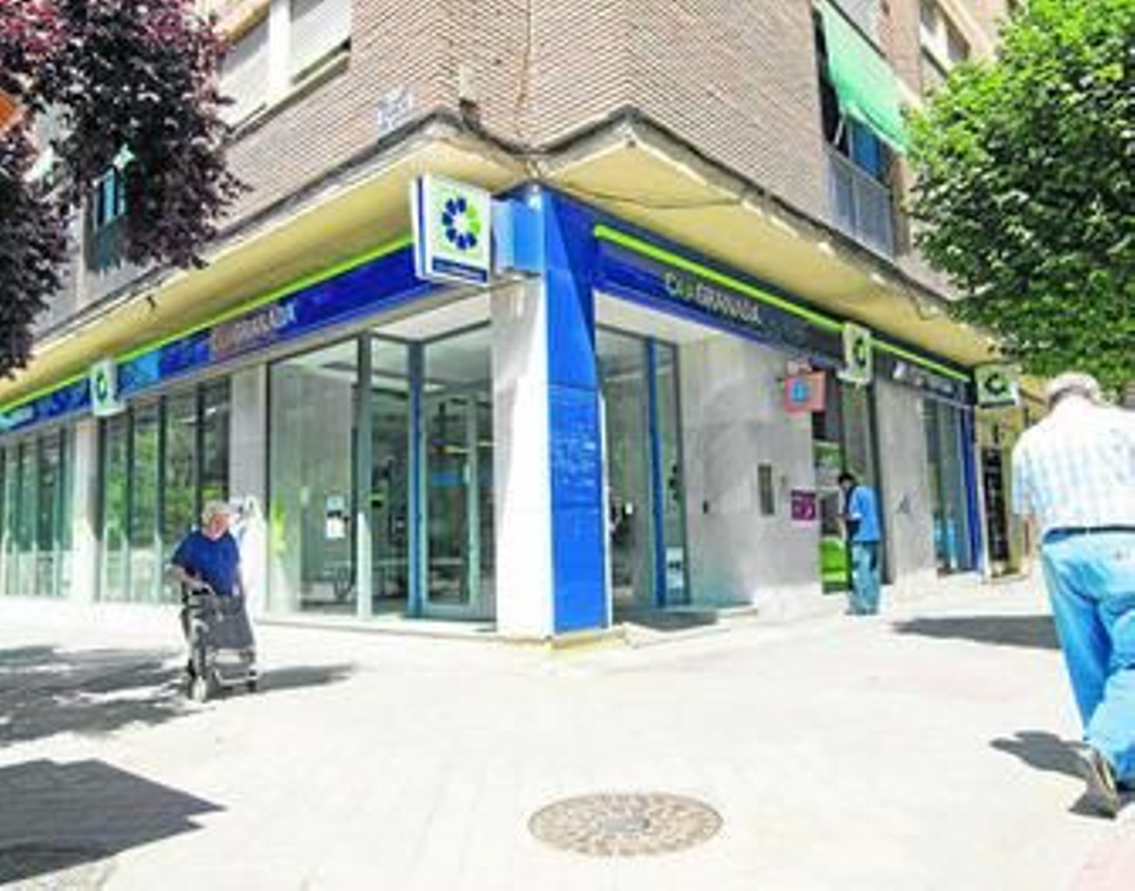 Exterior de una de las oficinas de CajaGranada en la capital.
