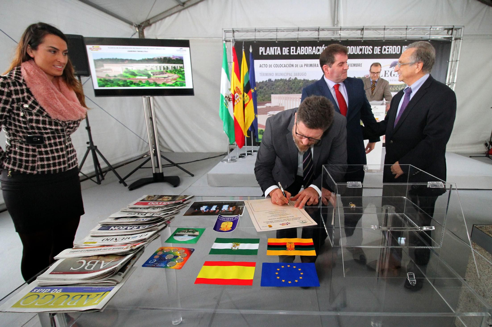 Imágenes de la colocación de la primera piedra de la planta de ElPozo en Jabugo.