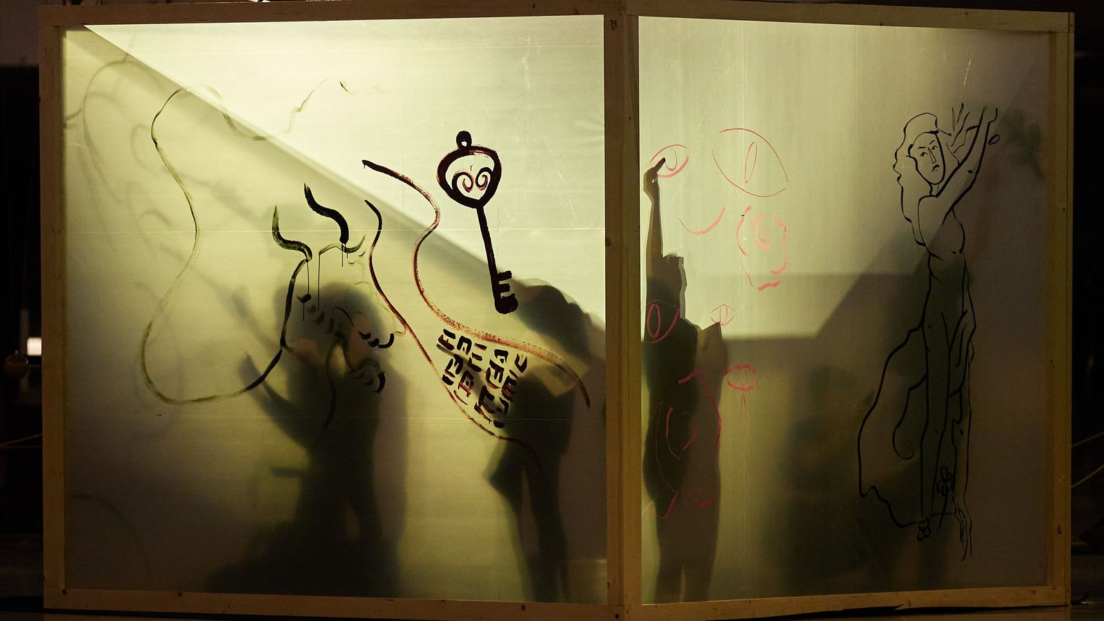 La intervención pictórica "El Cubo" deslumbró a los asistentes durante todo el desfile.