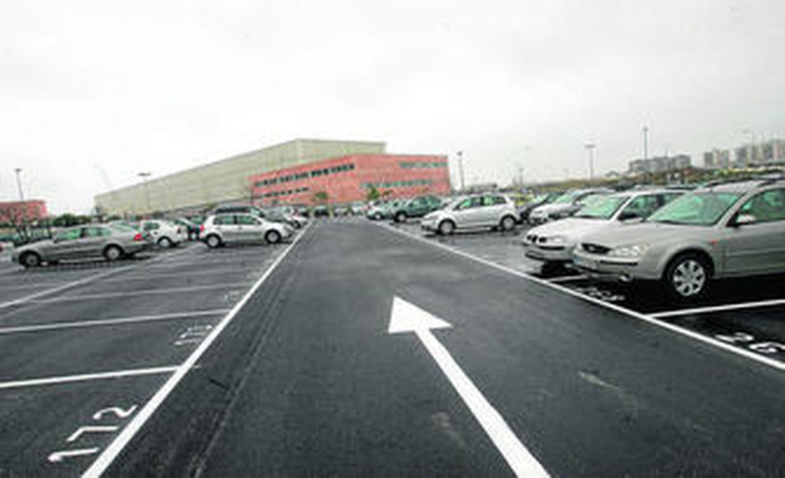 Vista del aparcamiento exterior en el que no están interesados ni jueces ni funcionarios.