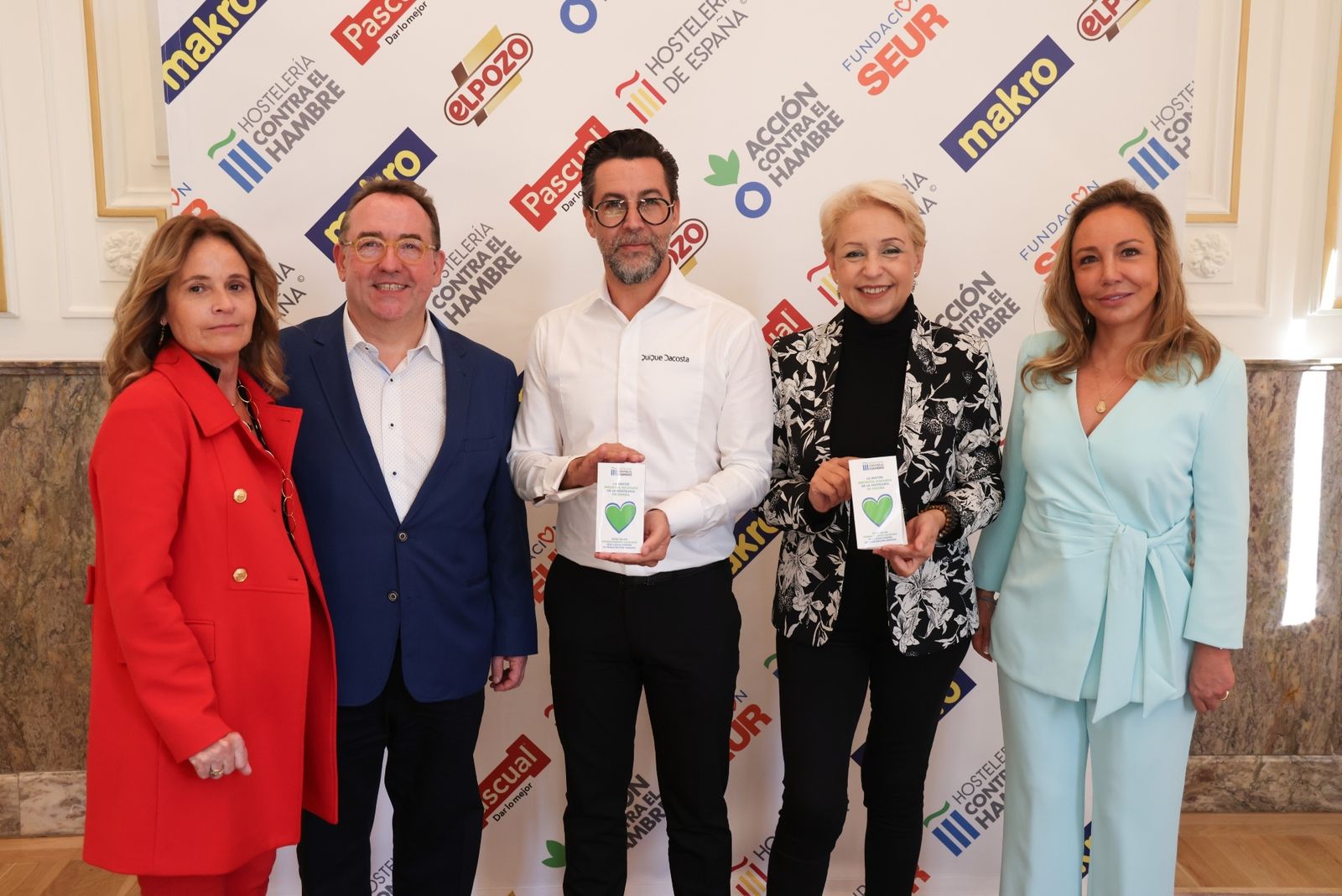 De izquierda a derecha: Laura Fontanet, directora de Marketing y Comunicación de Acción Contra El Hambre; José Luis Yzuel, presidente de Hostelería de España; el chef Quique Dacosta; la chef Susi Díaz; y Mar Fuertes, directora de Relaciones Institucionales de Grupo Fuertes.