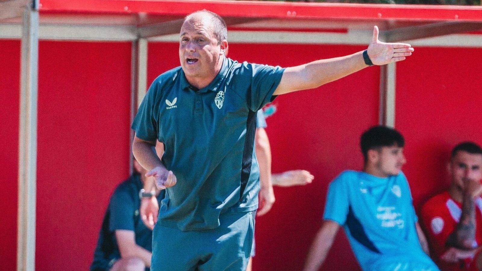 Alberto Lasarte da instrucciones a sus futbolistas.