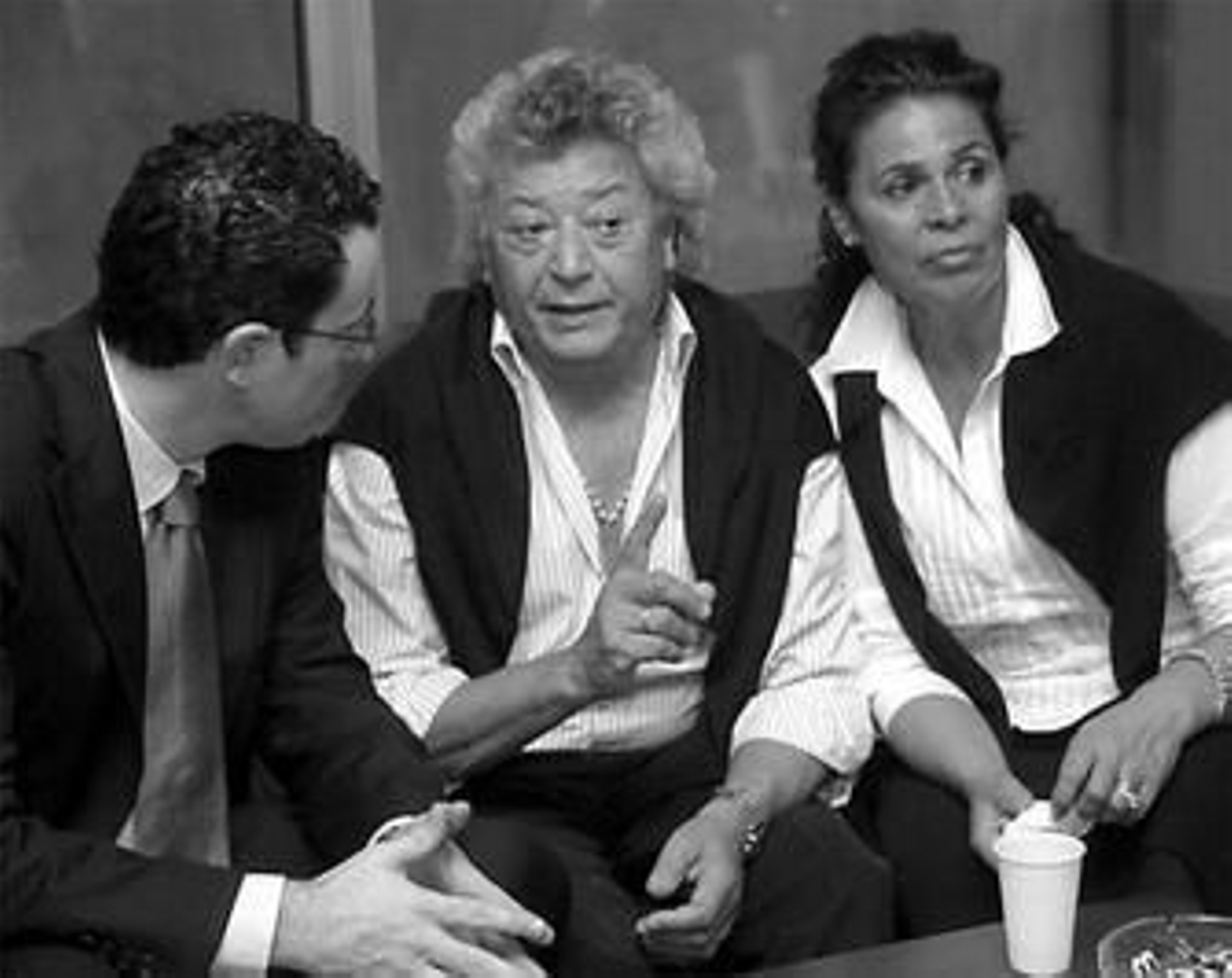 1. Los cantaores Pansequito y Aurora Vargas conversan con Francisco Perujo, director de la Agencia para el Desarrollo del Flamenco, ayer en el velatorio de Chano Lobato, al que se unió un nutrido grupo de representantes del mundo del flamenco que coincidieron en subrayar la genial personalidad del gaditano. 2. Un primer plano de la bailaora sevillana Matilde Coral, gran amiga del artista. 3. Chiquetete y Rancapino conversan a su llegada al tanatorio de la SE-30. 4. Su viuda, Rosario Peña, junto a Gema Cañabate, abogada y bailaora que se formó bajo el magisterio de la esposa de Chano.