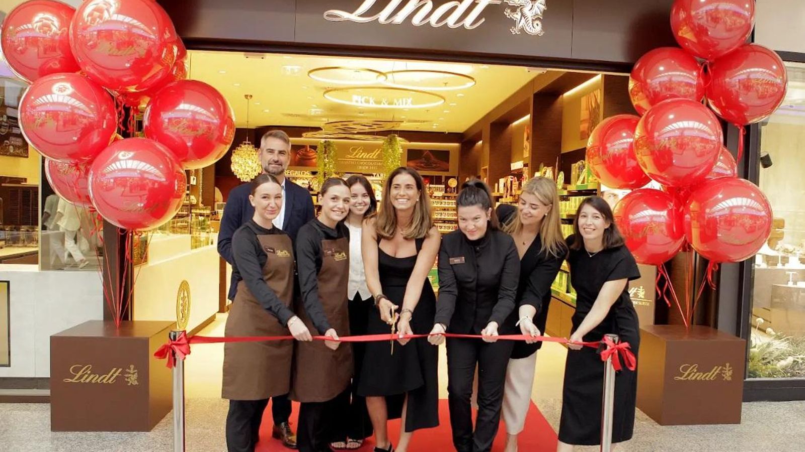 Apertura de la nueva tienda de Lindt en el centro comercial La Cañada, en Marbella. Apertura de la nueva tienda de Lindt en el centro comercial La Cañada, en Marbella.