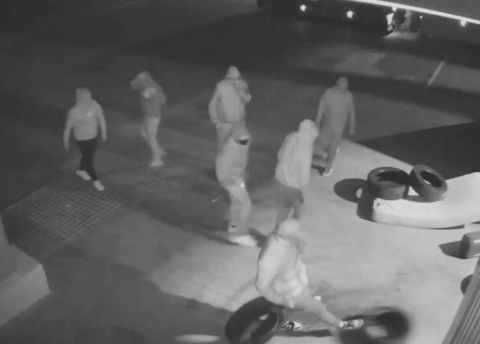 Los detenidos fueron captados por las cámaras de la empresa.