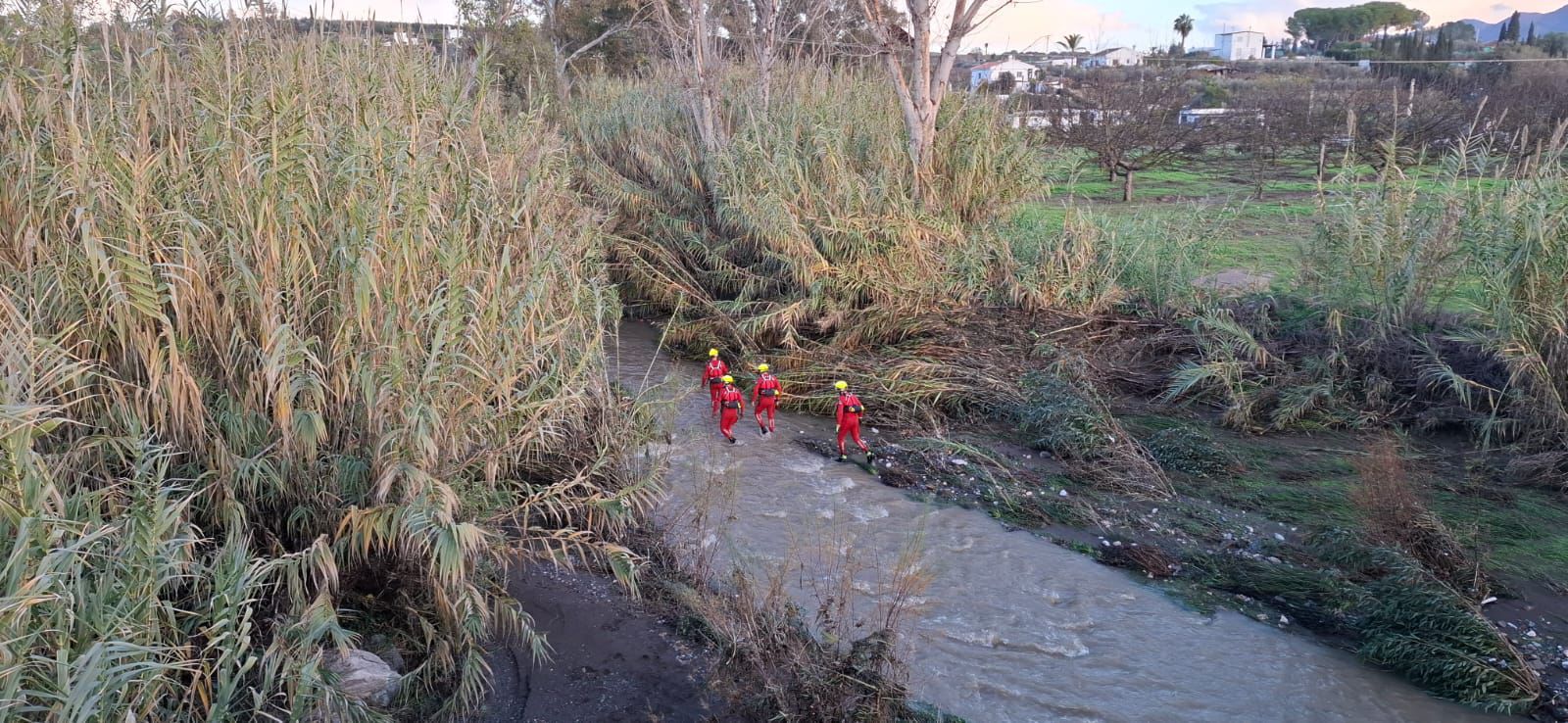 Efectivos durante las labores de búsqueda de los dos desaparecidos en el río Fahala.