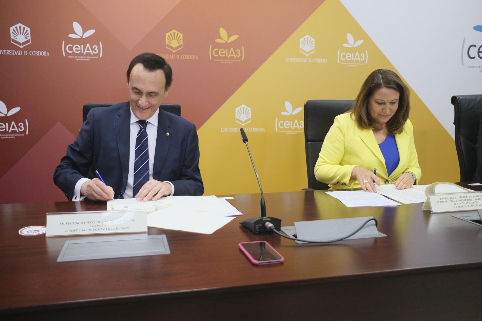 Firma del convenio entre el rector y la consejera.