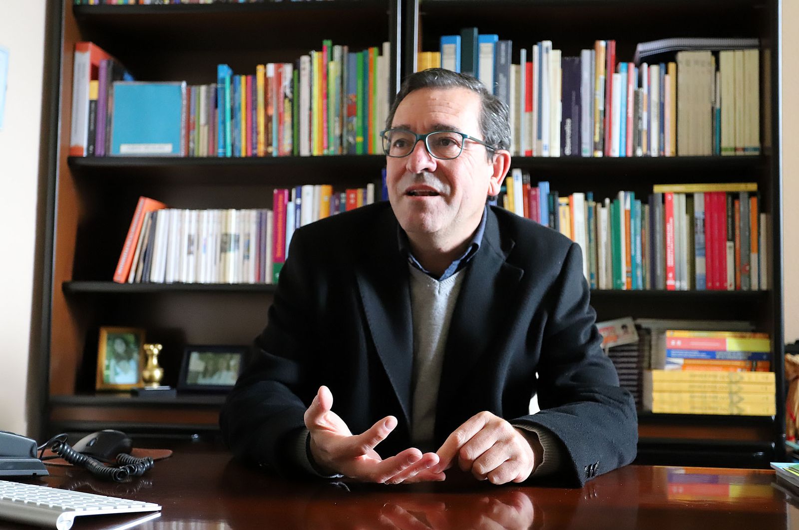 El catedrático Ignacio Aguaded, en su despacho, es el investigador más reputado de la UHU.