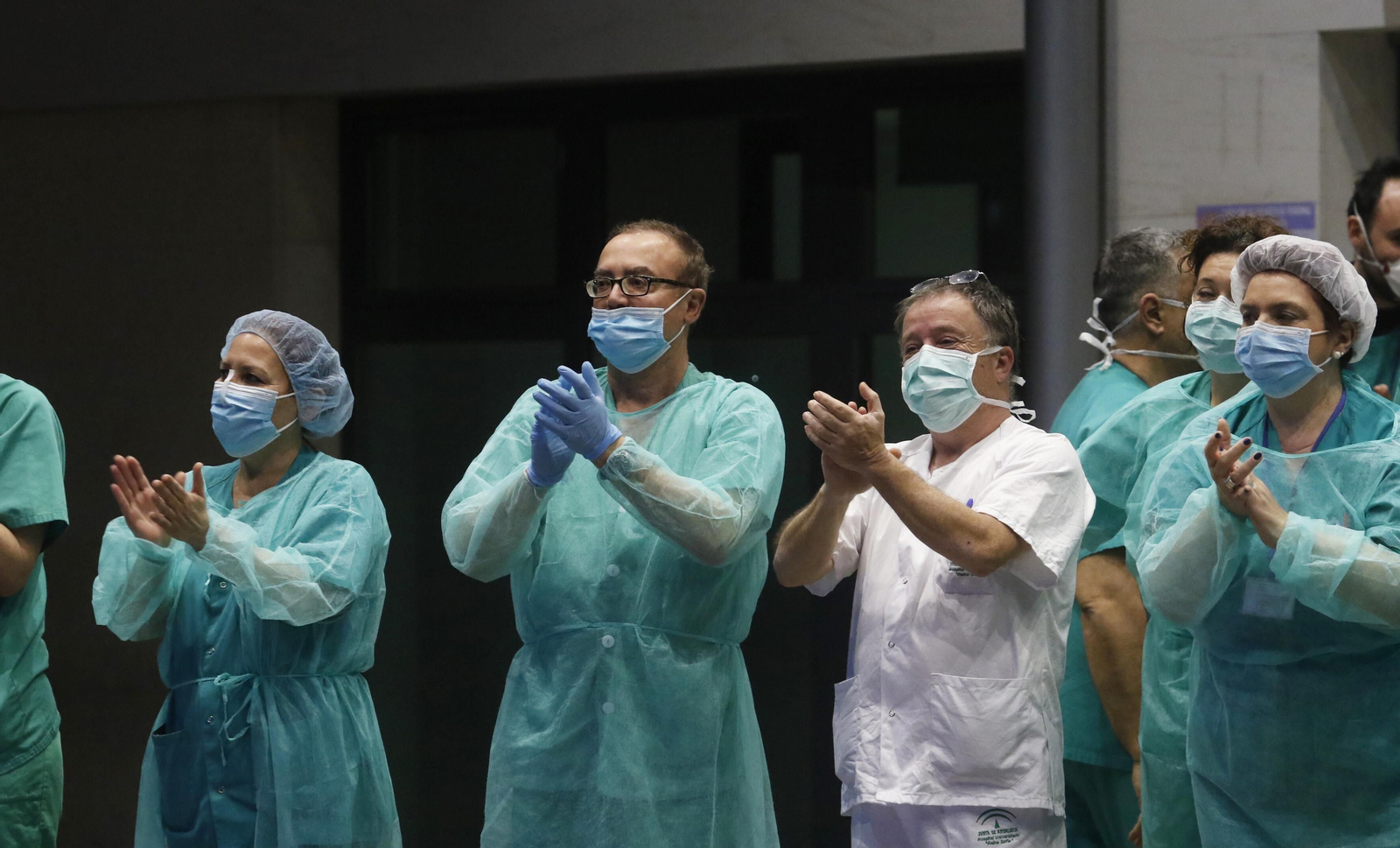 Los profesionales del Hospital Reina Sofía de Córdoba devuelven los aplausos de los cordobeses