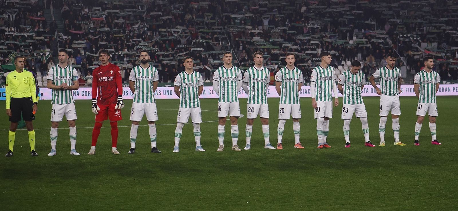 Los jugadores del Córdoba CF, antes del inicio del partido frente al Burgos.