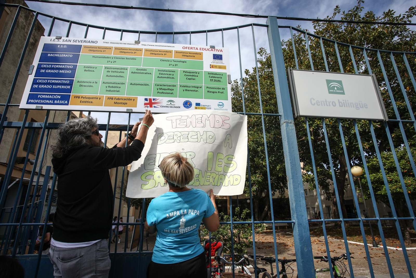 Miembros de la AMPA del IES San Severiano en una de sus protestas.