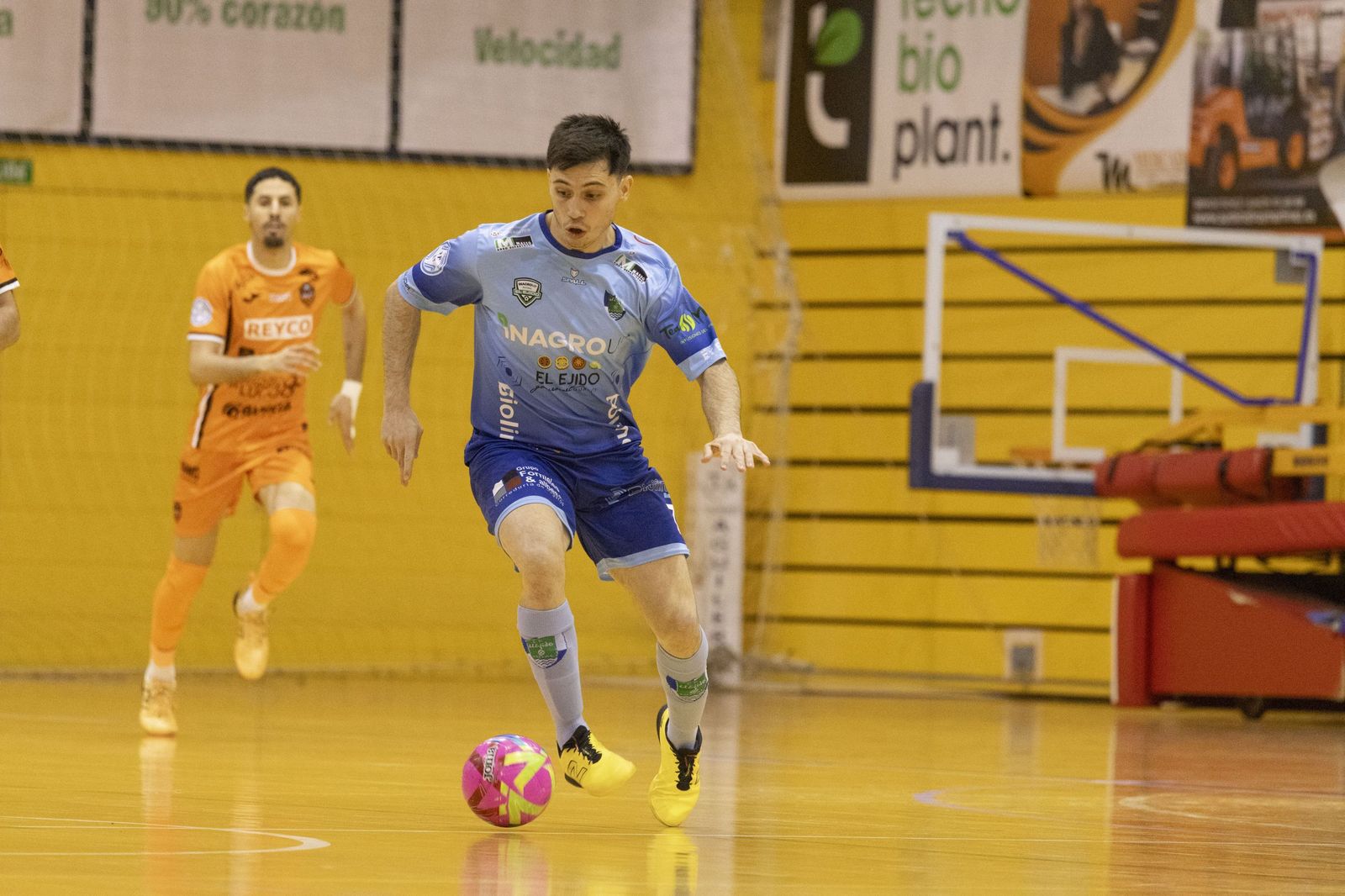 Nico Rosa conduce el balón en un contraataque durante un encuentro de los celestes de la presente temporada.