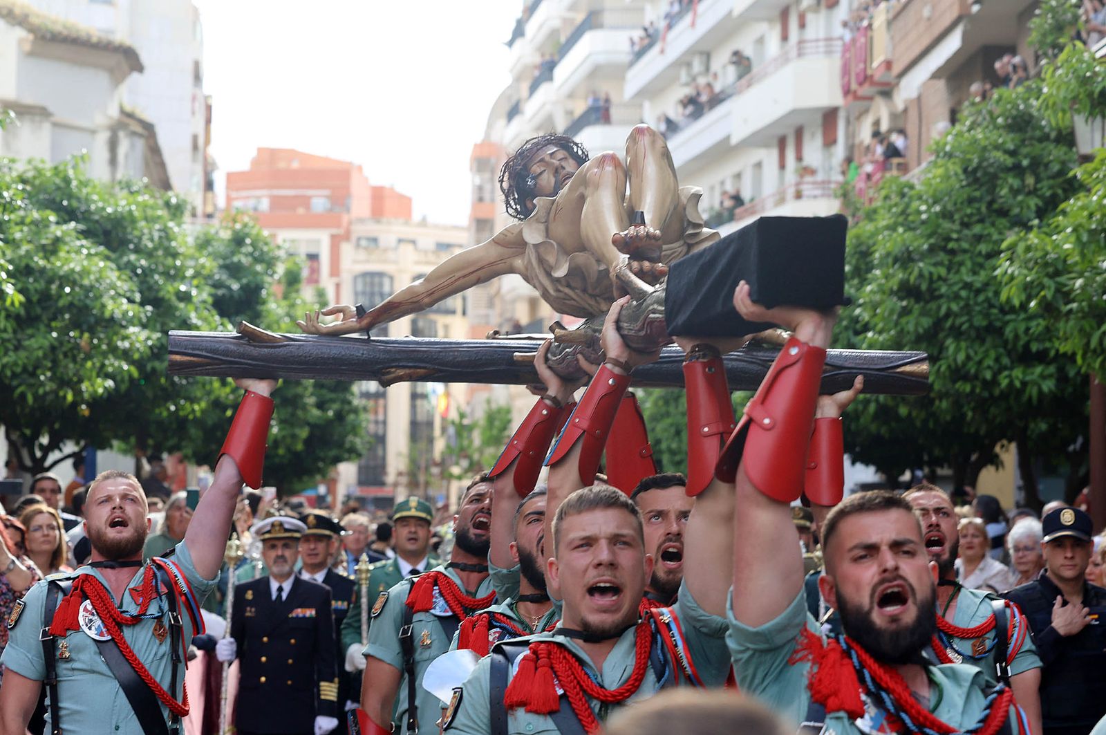 Sábado de Pasión: Imágenes de la procesión del Cristo de la Vera+Cruz portado por el Grupo de Caballería Ligero Acorazado 'Reyes Católicos' II de la Legión de Ronda