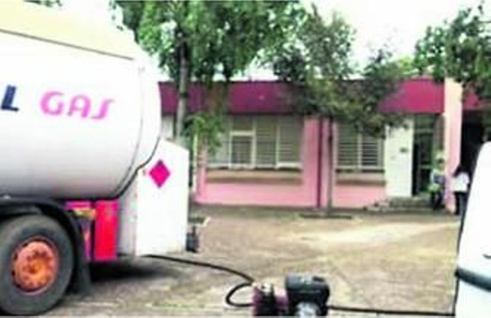 El camión repostando gas en el patio del colegio, ayer por la mañana.