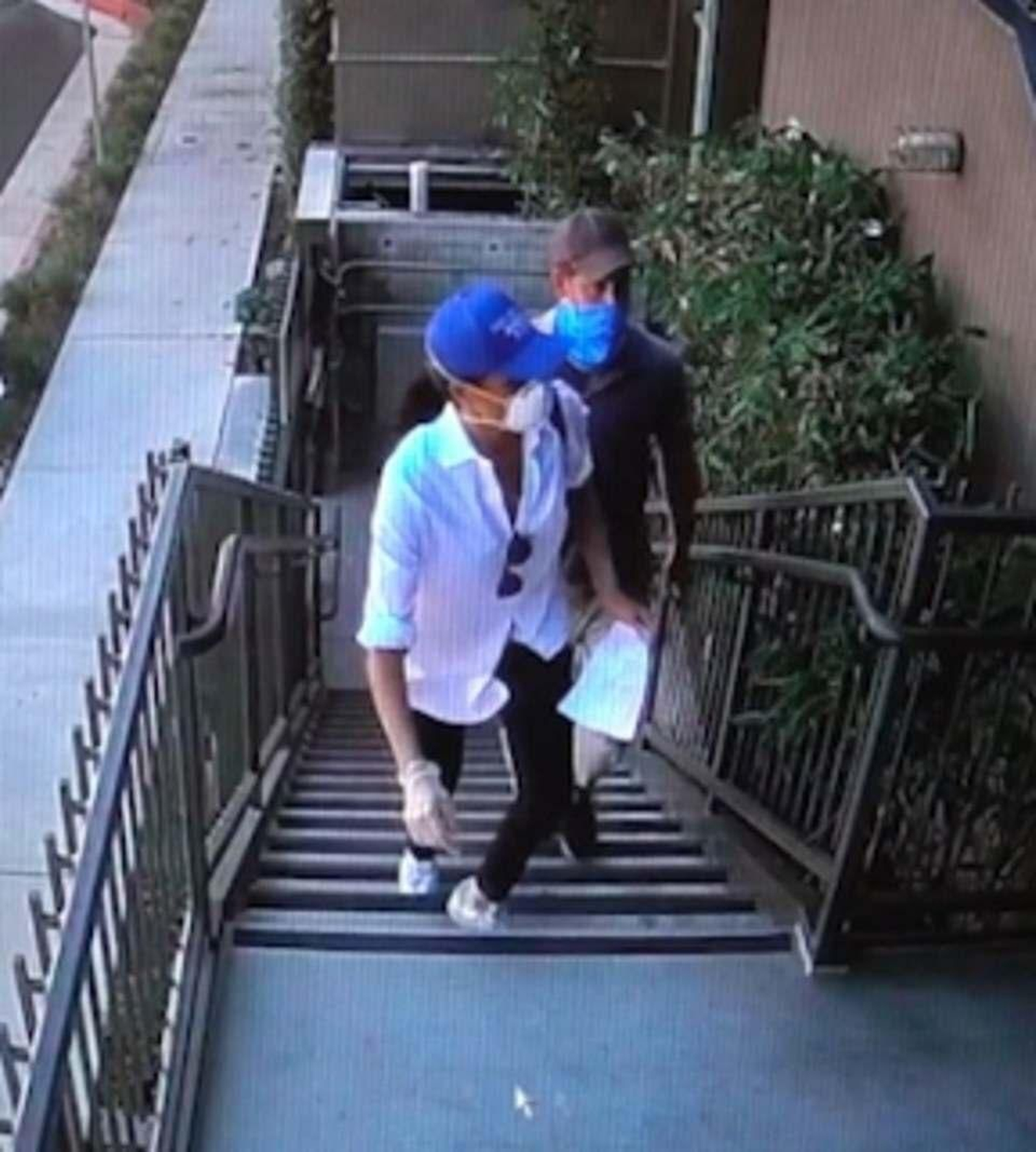 Enrique y Meghan reparten alimentos a los necesitados en Los Ángeles.