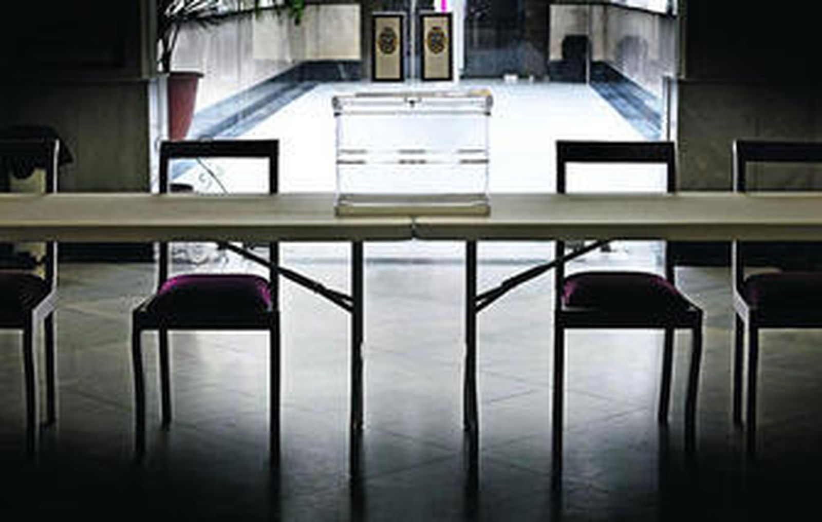 Una urna, dispuesta ayer en el colegio electoral habilitado en el Ayuntamiento de Cádiz.