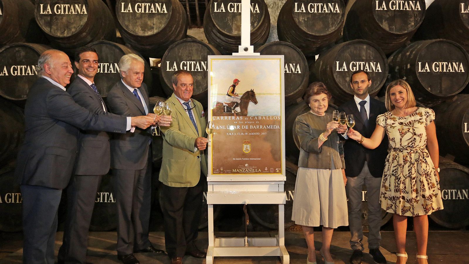La presentación del cartel de las carreras de caballos de Sanlúcar de 2017, en Bodegas La Gitana,