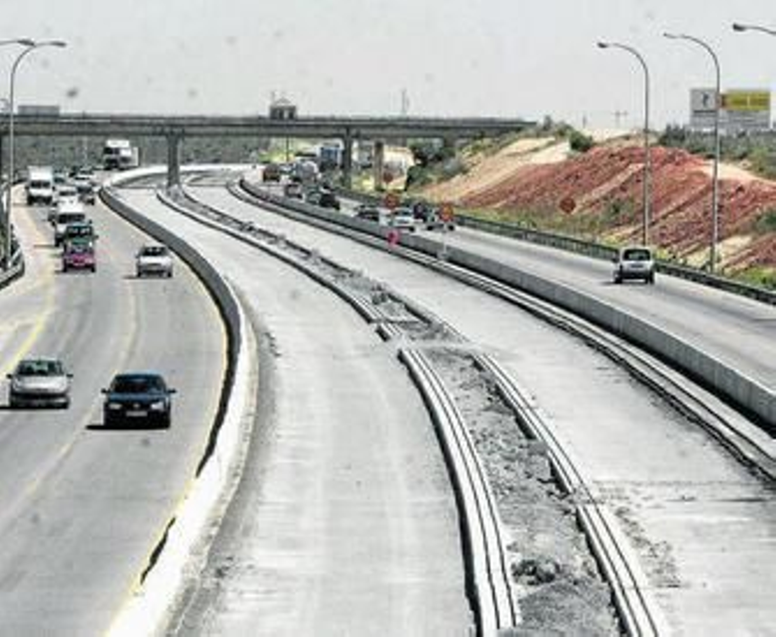 Obras paralizadas del tercer carril en la autovía A-49, en el tramo Gines-Umbrete.
